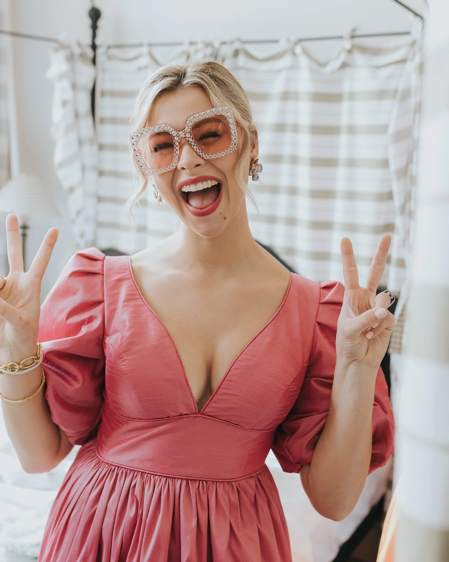 Hair that&rsquo;s ready to slay, and vibes that say ✌️💍 

Hair by @mckenziedrury.hmua 
Makeup by @courtneypittmanbeauty 
Photographer @jordanblanchardd 

#weddinghairstyles #nola #peterandpaul #nolaweddings #nolaweddingstylist