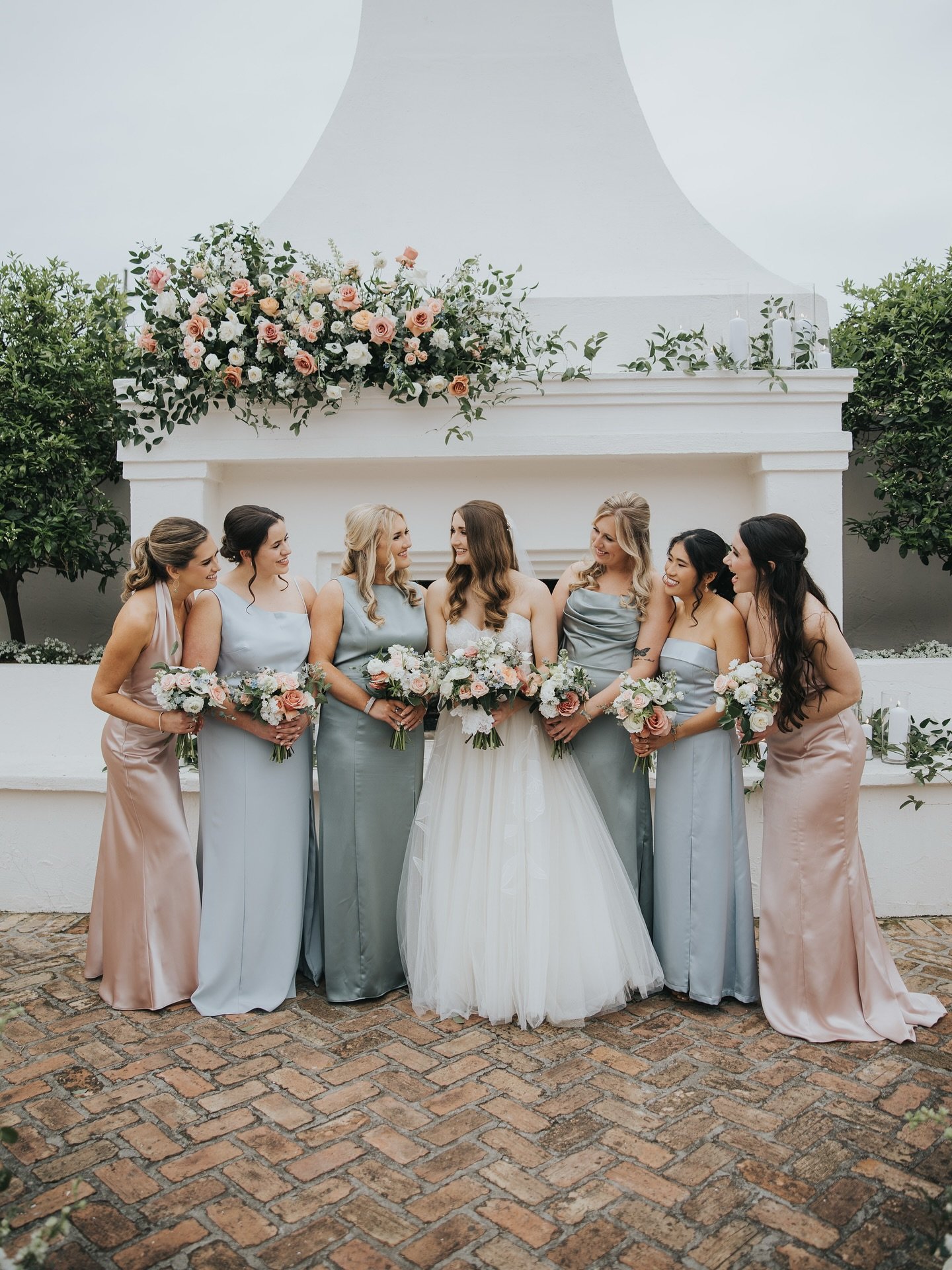 Still obsessing over how beautiful this bridal party looked. 

Bride hmua by @courtneypittmanbeauty 
Bridal party makeup by me
Bridal party hair by @courtneypittmanbeauty 
Planner @gabriellejamesevents 
Photographer @loveisradco