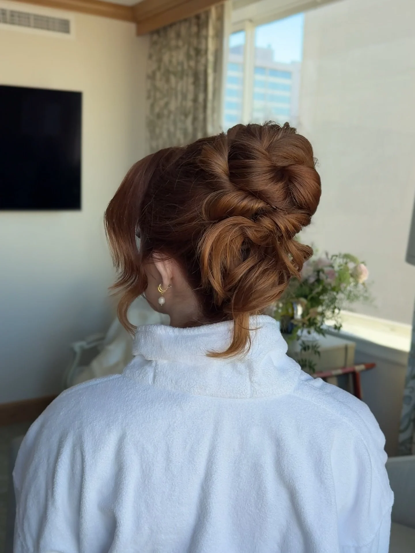 Waited too long to post this one&hellip;updo I styled for a photo shoot at the beautiful @hotelmonteleone 

Vendors for this shoot:
@alyssaforbesphotography 
@audreydarkephoto 
@poppinpeoniesfloral 
@louisianamodelcouple