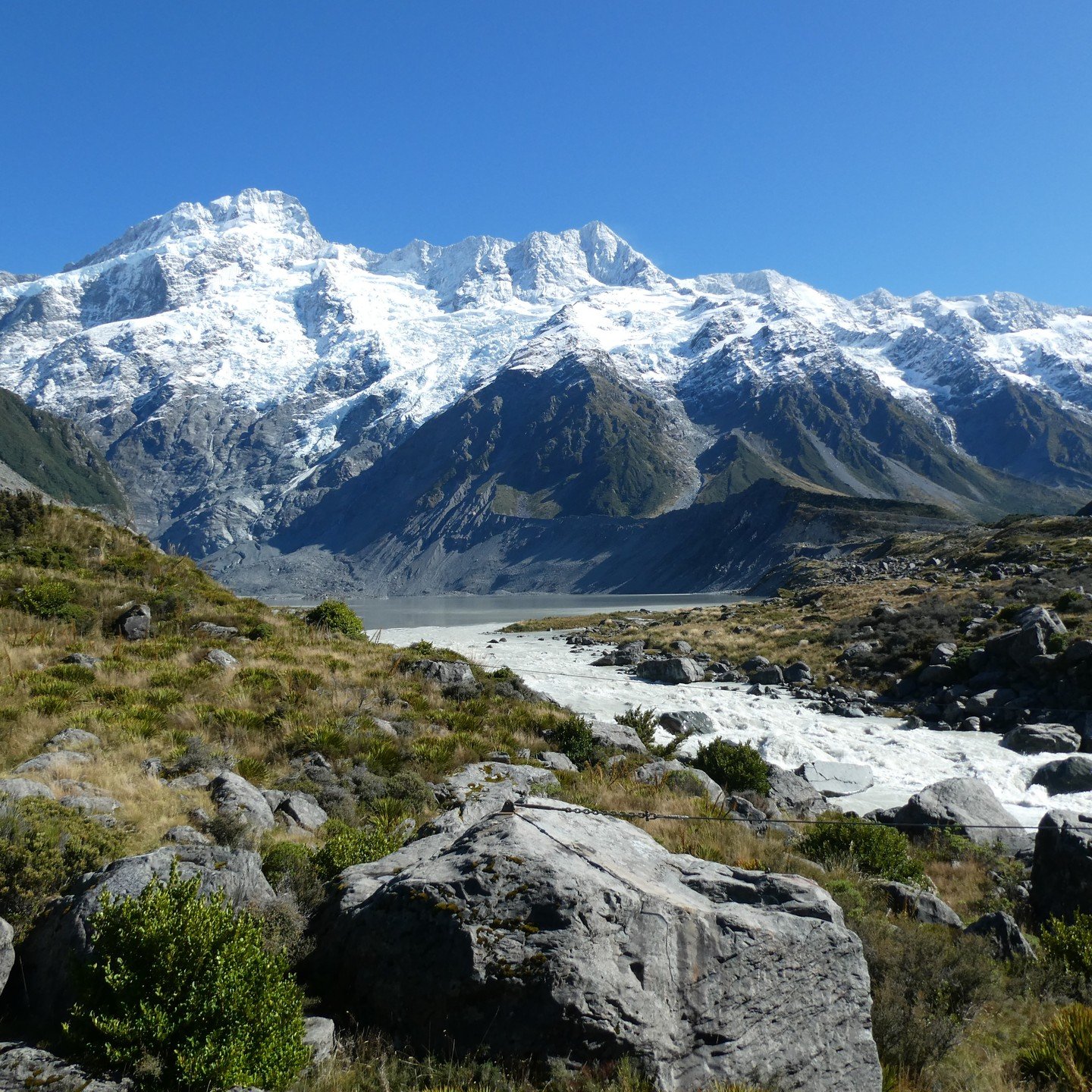 Hike at Mount Cook, New Zealand and enjoy the southern alps scenery. 😎

Mount Cook National Park contains a variety of easy to challenging hikes, with spectacular views from the moment you drive through the park. 😍

One of the most easily accessibl