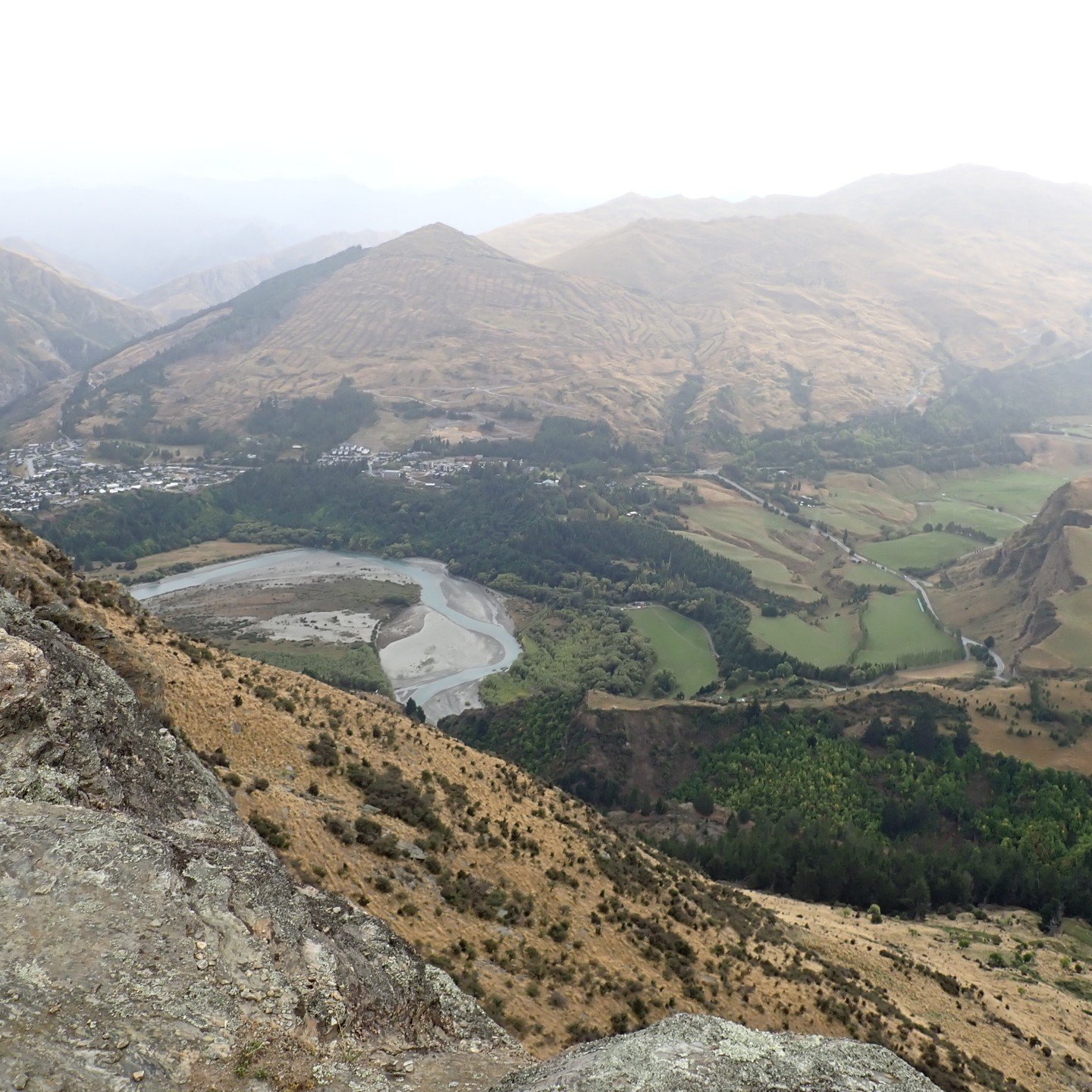 Feeling on top of the world at Queenstown, New Zealand. 🌨

👉 Follow @hikewithbite for more exciting adventures.

👆 Check out Hike With Bite blogs for more travel inspiration.

#hikewithbite #hiking #hiker #trekking #hikingtrail #hikingtrails #back