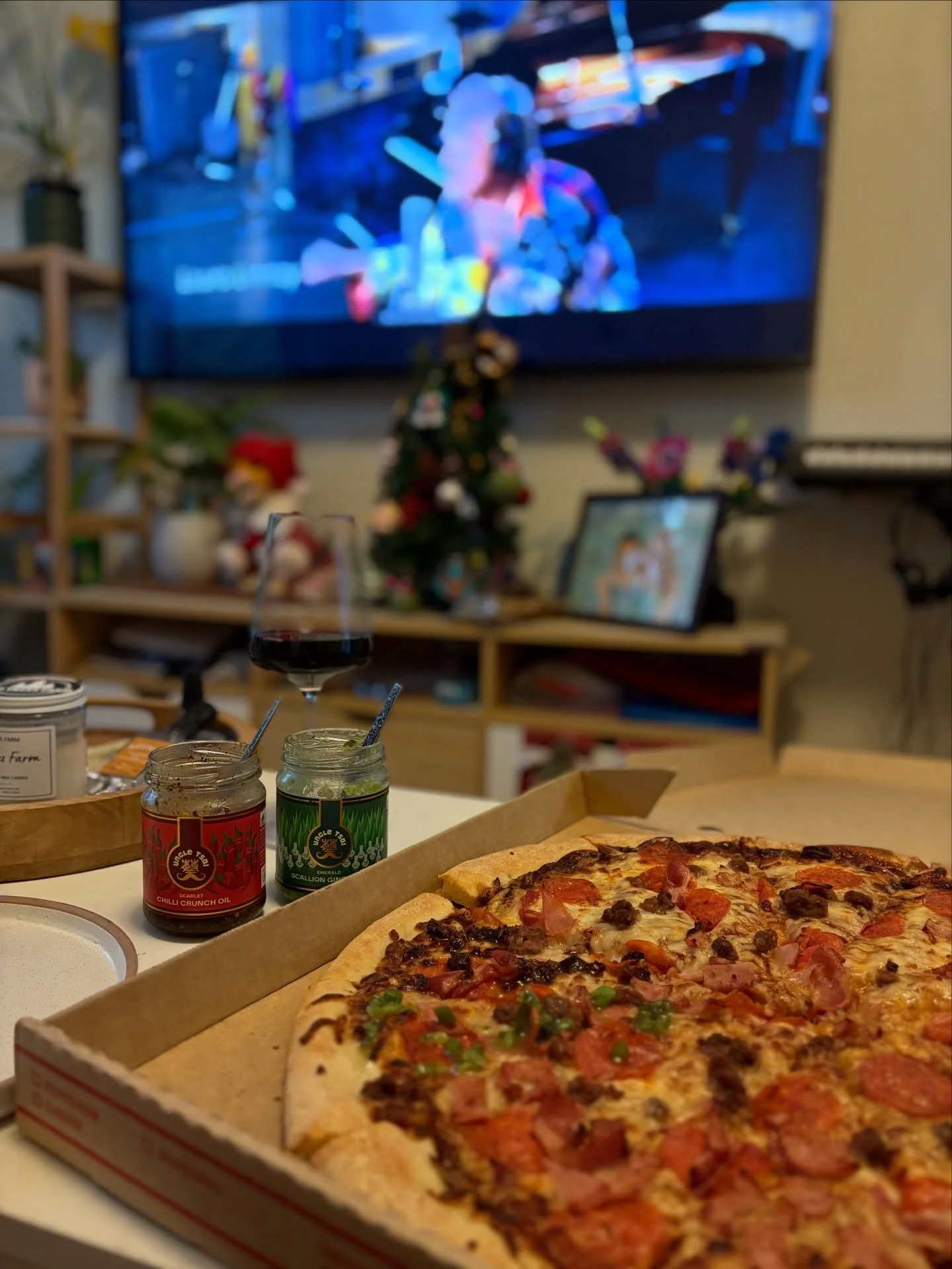 Finally getting a chance to slow down and enjoy a bit of Christmas! 

Uncle Tsai condiments are perfect for any occasion 👨🏻🎅🏽🎄🌶️🫚

#christmas #uncletsai #chillicrunch #scallionginger #pizza