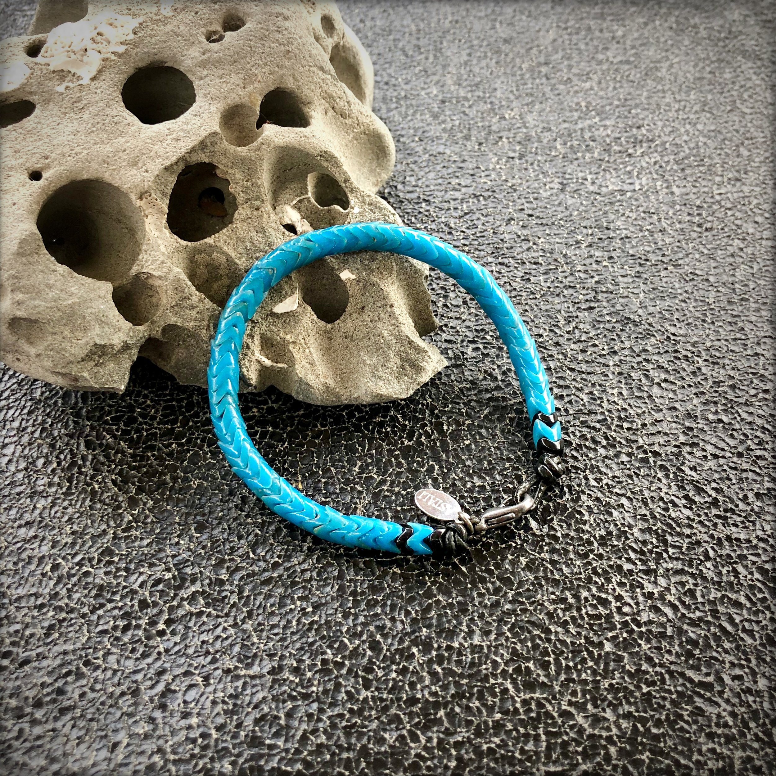 Turquoise Snake Glass Bracelet 03.jpg