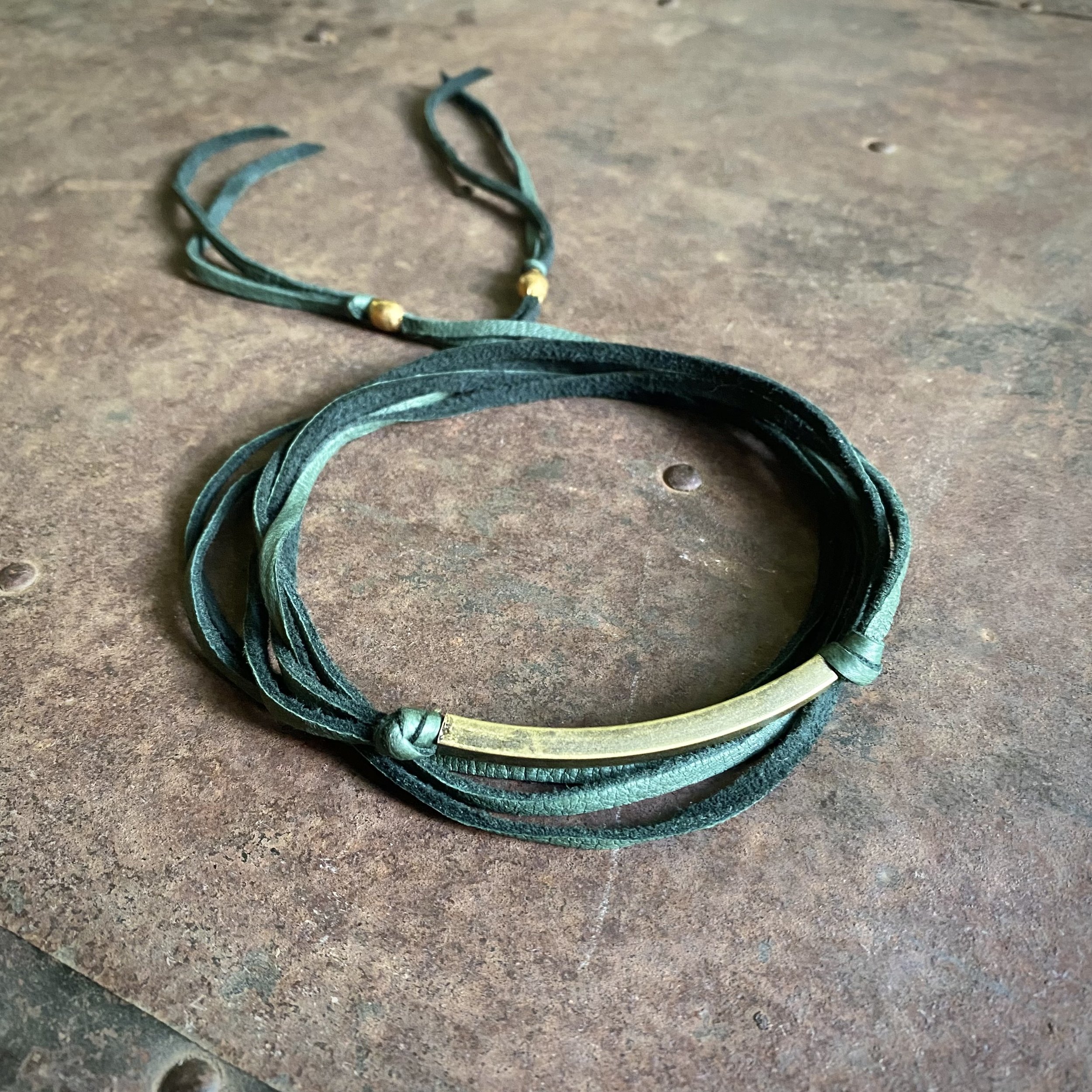 leather-wrap-choker-hunter-brass-01.jpg