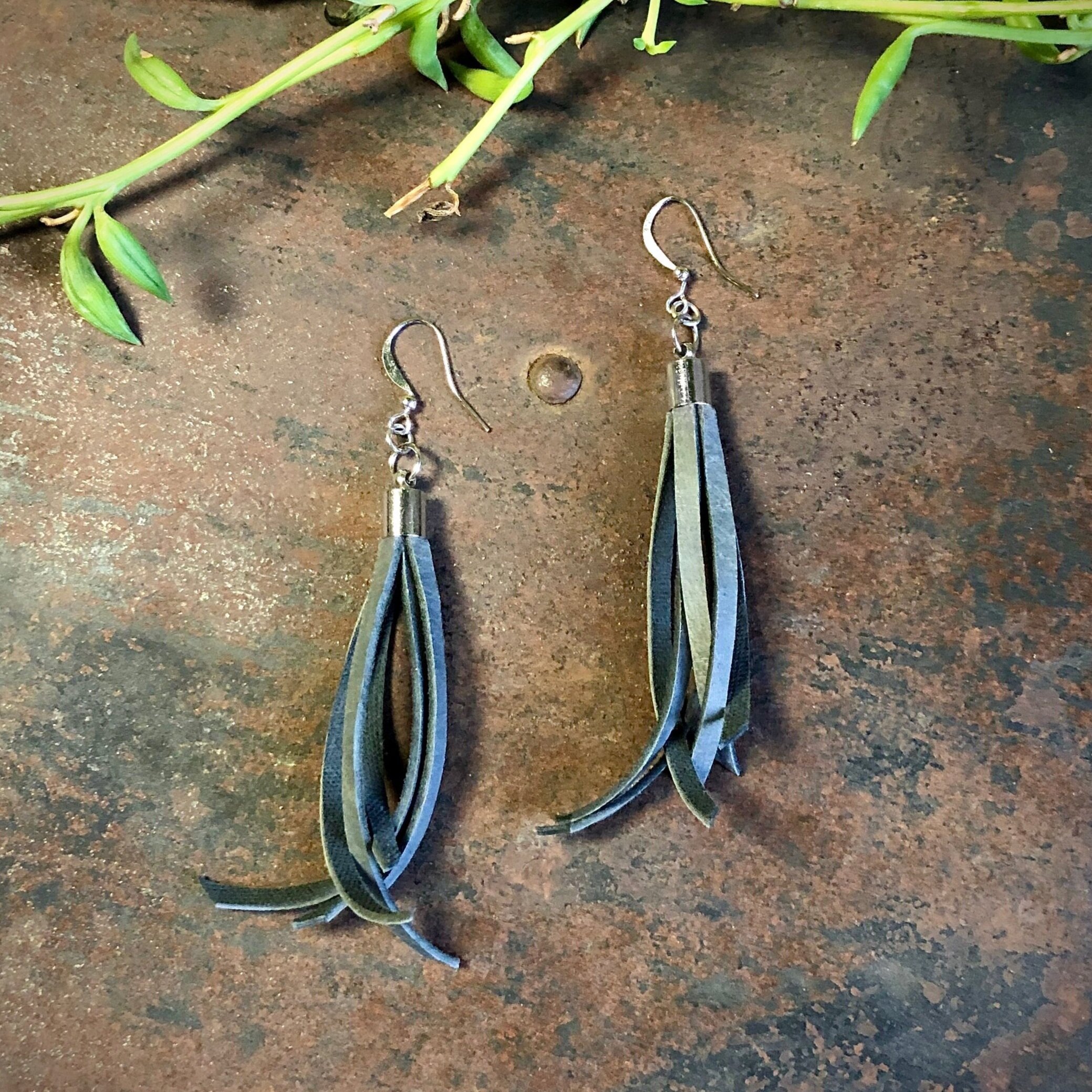 mini-tassel-earrings-charcoal-silver-01.jpg