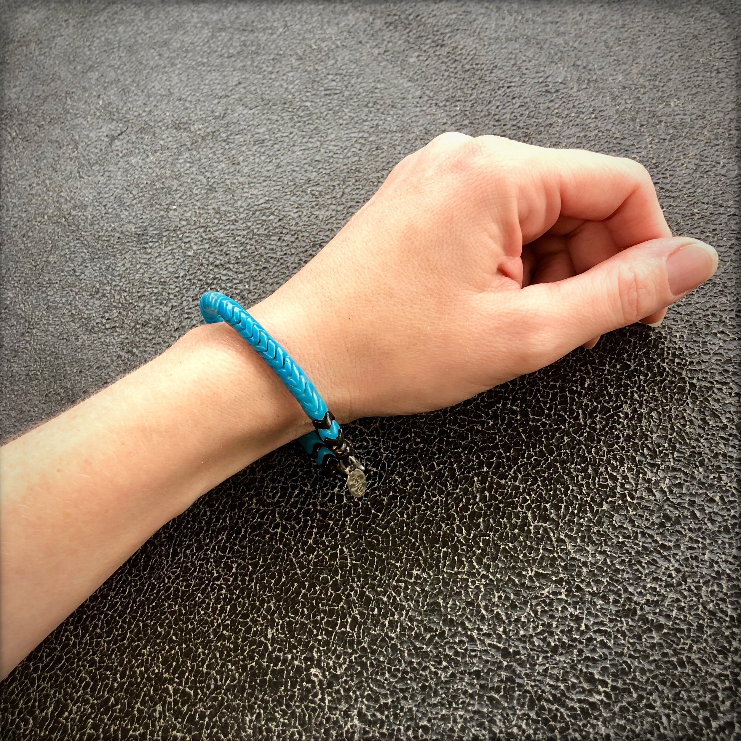Turquoise Snake Glass Bracelet 02.jpg