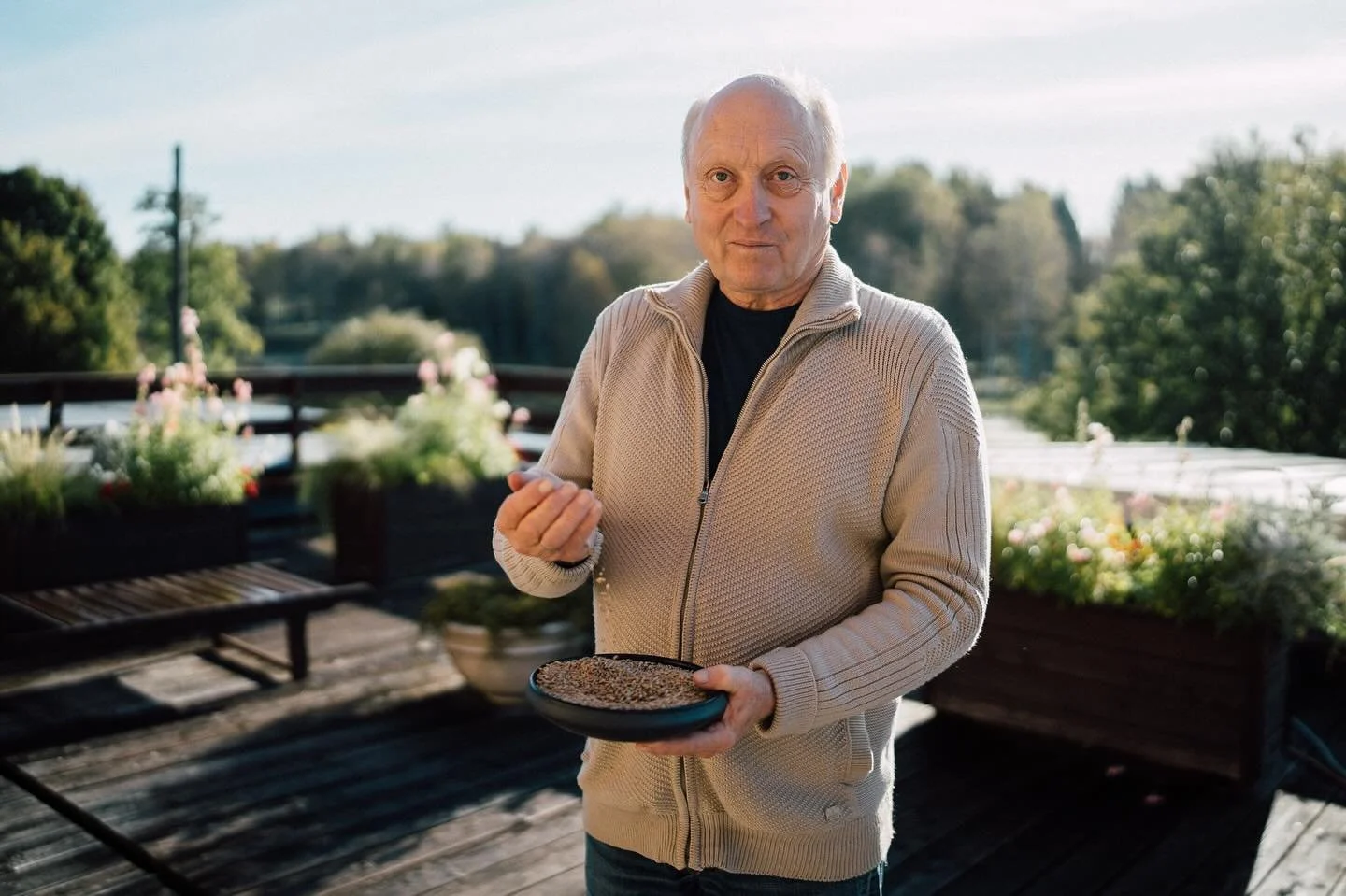 🌾 Ķelmēnu ceptuvē izmantojam vienkār&scaron;as, saprotamas BIO izejvielas.
🤲 Vērtīgākais &ndash; cilvēks un rūpīgs darbs, kas tās pārvēr&scaron; maizē ar īstu gar&scaron;u.