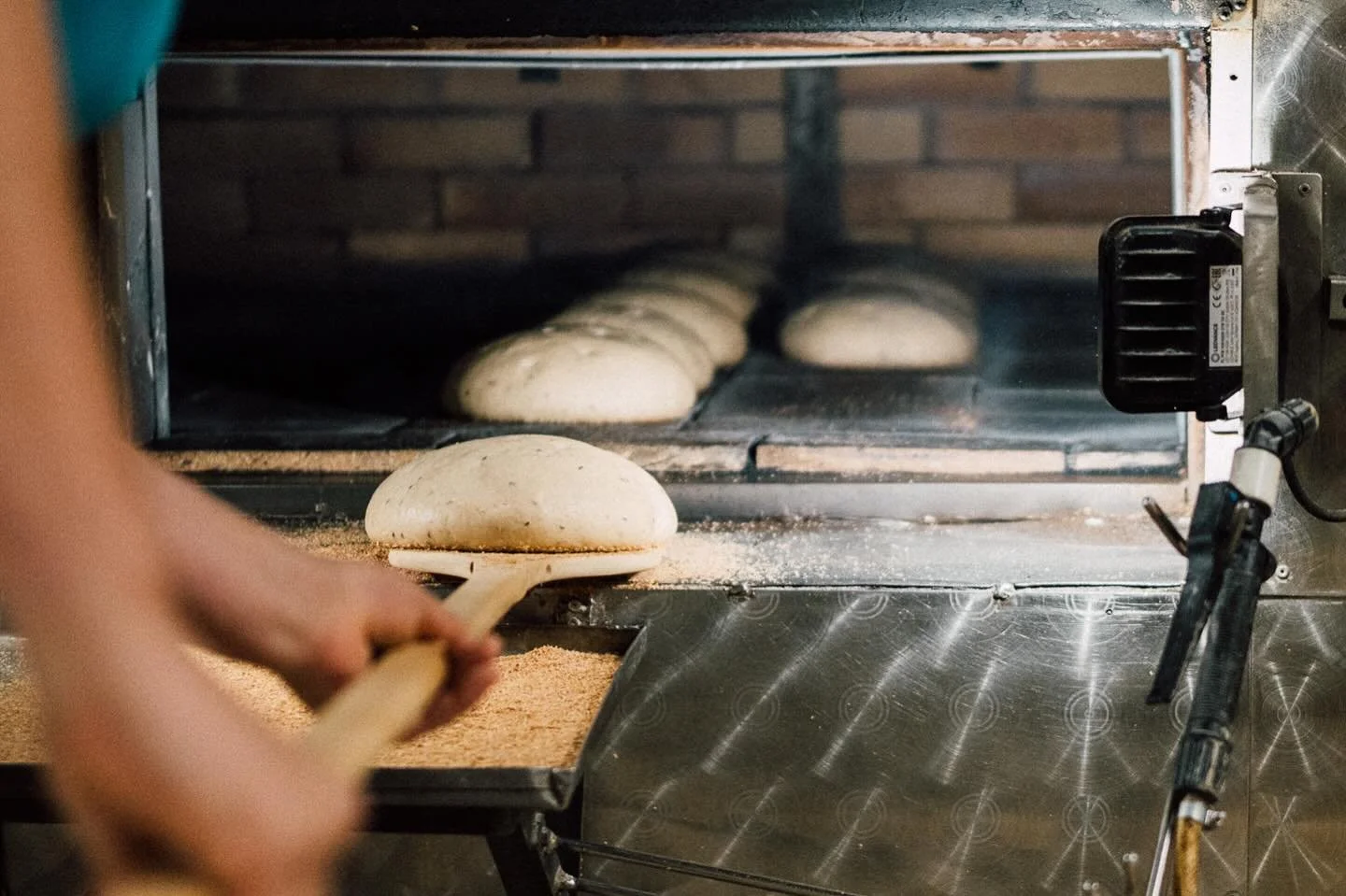 Vai jūti siltu krāsni? 🔥
Un siltas maizes smaržu? 🍞

Maize nes māju sajūtu &ndash;
pie krāsns, mājās vai piknikā.

Tā nav tikai ēdiens.
Tā ir dzīves ritms.