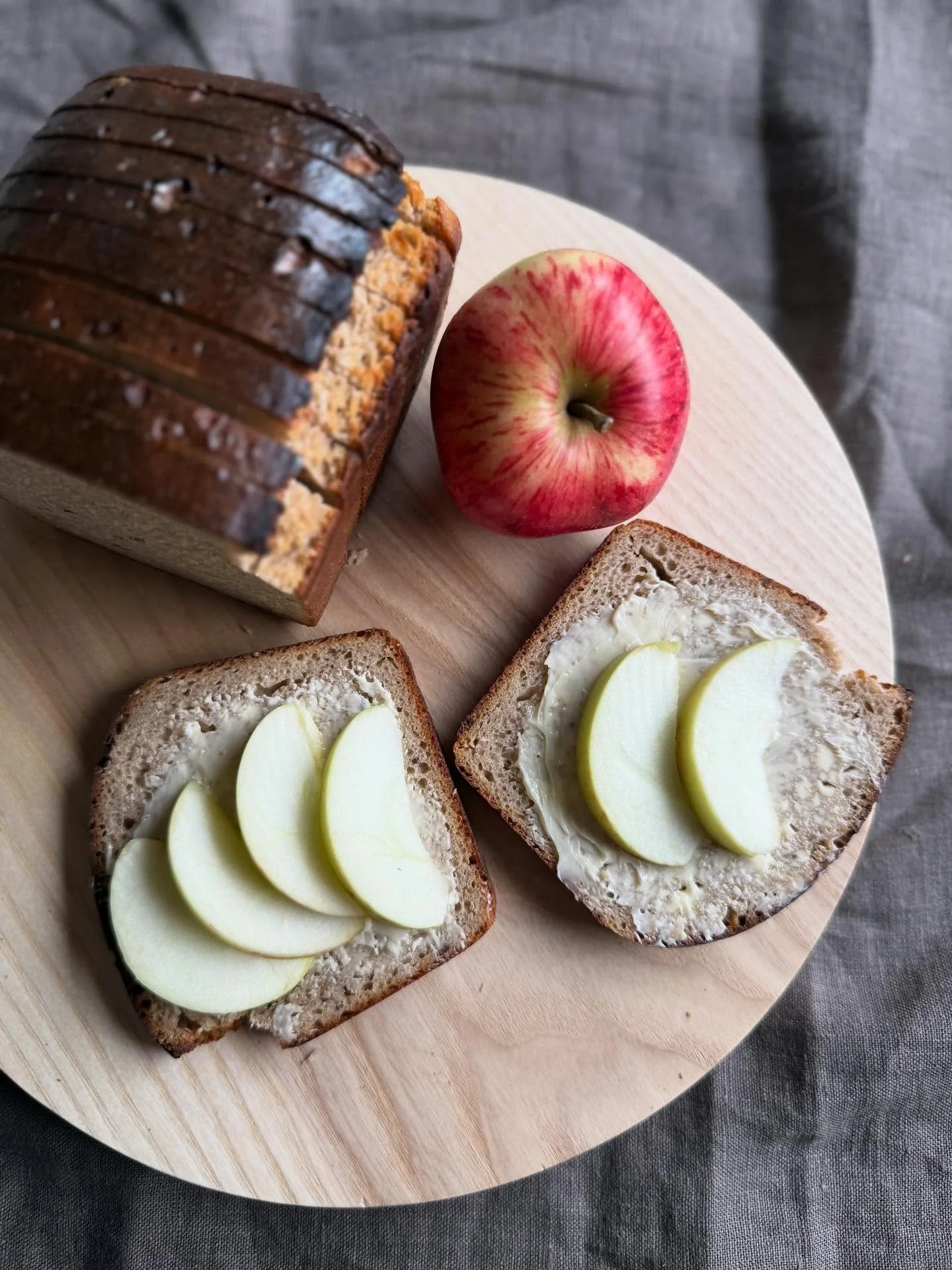 Vai forma maina gar&scaron;u?
Iespējams, nē. Bet sajūtu &ndash; noteikti.

Virsū sviests un āboli. Tik vienkār&scaron;i. Tik saskanīgi.
Un tā ieplīsusī garoziņa &ndash; pati gar&scaron;īgākā, vai ne? 

Dažreiz pietiek ar maizes &scaron;ķēli un mirkli