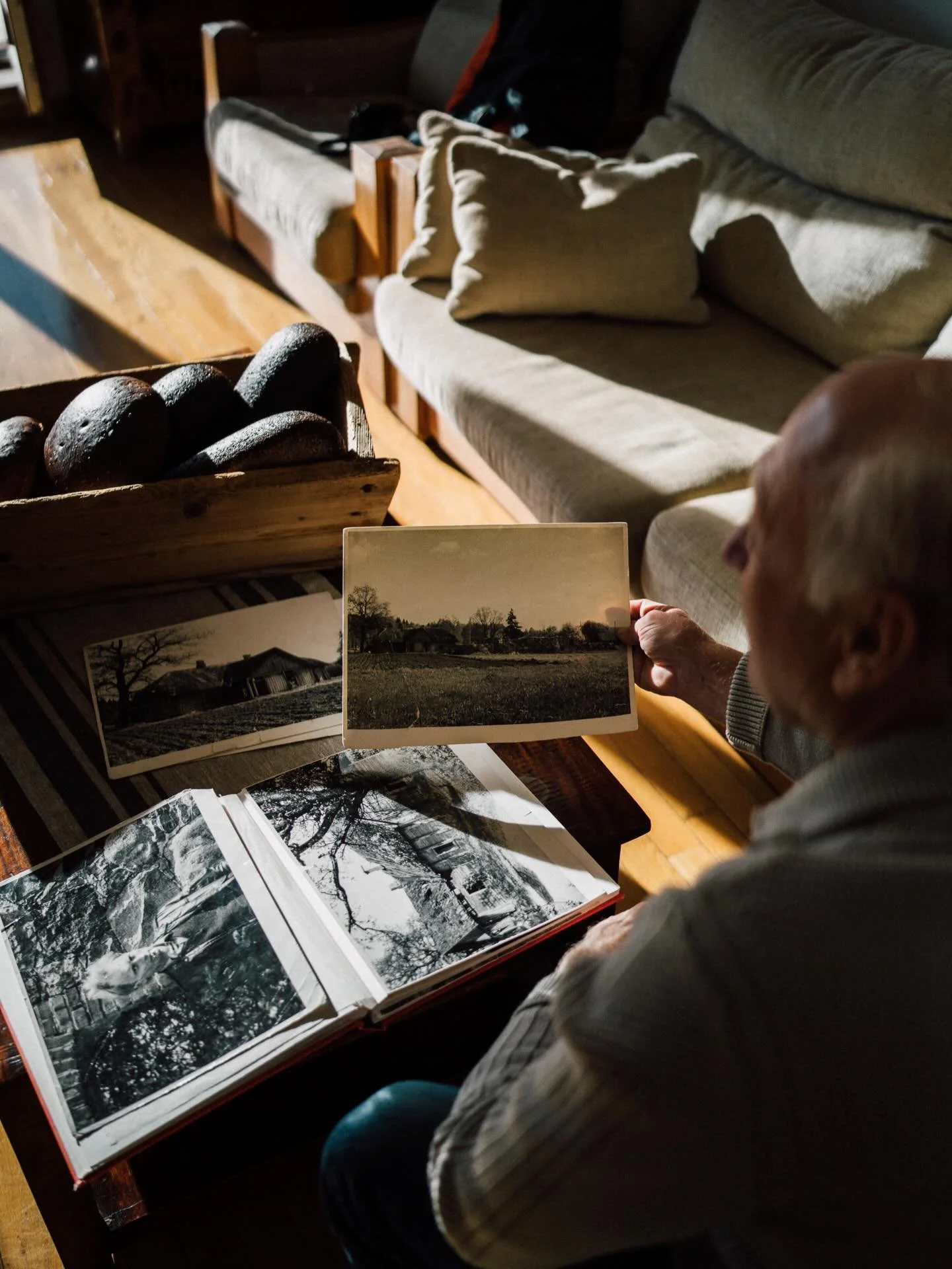 Tas, ar ko Juris pirms 35 gadiem sāka Ķelmēnos, nebija skaidri uzzīmēta vīzija, bet stingrs nodoms saimniekot savā zemē. Cept maizi un audzēt graudus ir tikai daļa &mdash; rūpe par vidi, savu zemi un cilvēkiem sev apkārt ir pats īstais pamata darbs. 