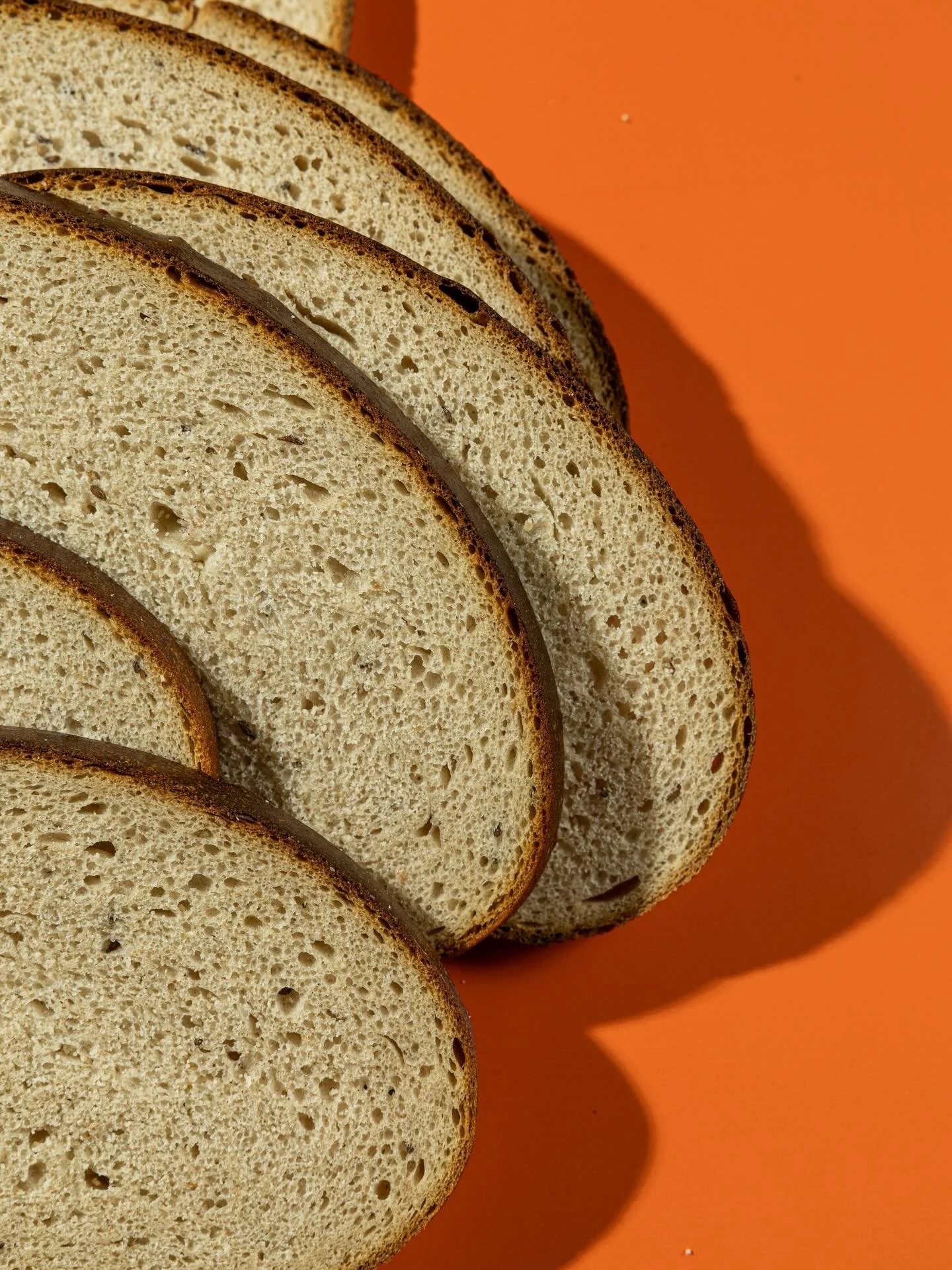 No garozas līdz pēdējai drupačai &ndash; kvie&scaron;u saldskābā maize ir tavs sabiedrotais.
Tā var sākties rītā kā liela karstmaize un turpināties dienā kā launaga pavadonis.
Vai vienkār&scaron;i &ndash; sviesmaize.

Bez lieka.
🌾 bioloģiskas izejvi