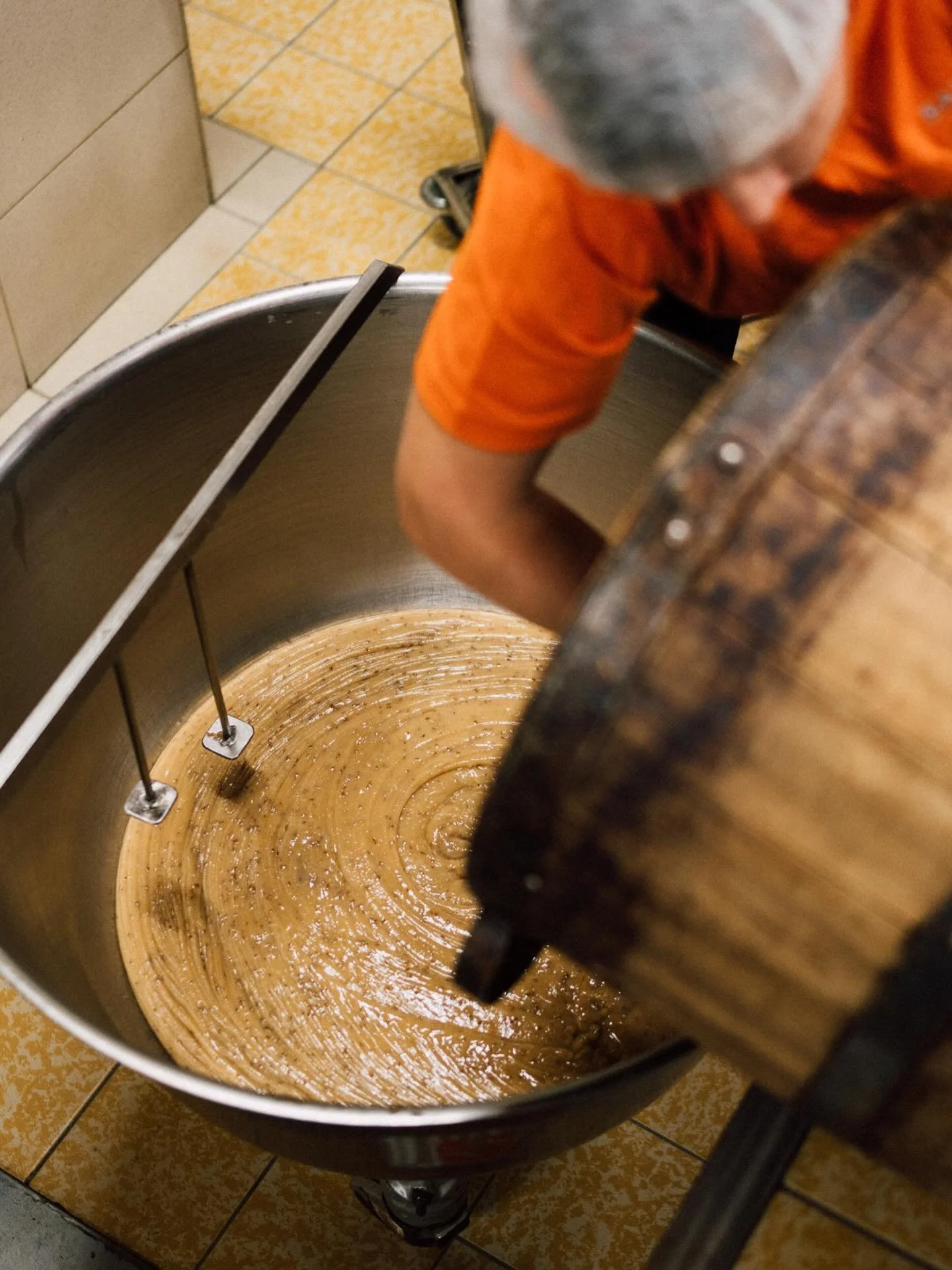 Kvie&scaron;u saldskābmaizes tap&scaron;ana notiek 36 stundas.
Laiks, kas veido gar&scaron;u un aromātu. 
Saprotamas izejvielas. Bio.
Bet pats svarīgākais &mdash; cilvēks aiz visa tā.
Rokas, kas veido kukulī&scaron;us.
Atbildība par katru klaipu.
Mei