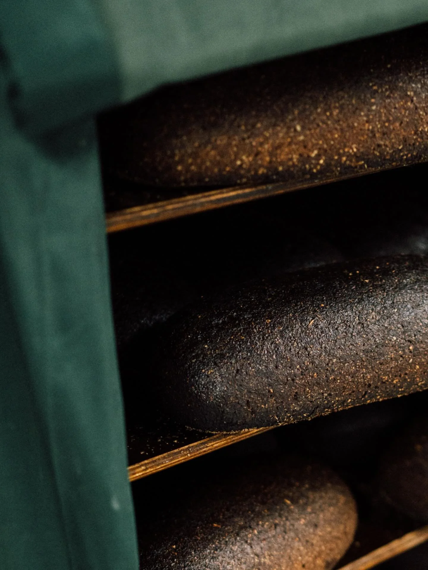 Rudzu maizes klaips ir vienkār&scaron;s pēc formas, pamatīgs pēc svara un &mdash; pats svarīgākais &mdash; katra tā &scaron;ķēle ir ļoti, ļoti gar&scaron;īga.
Vai jūti spēku, ko dod rudzu maize?