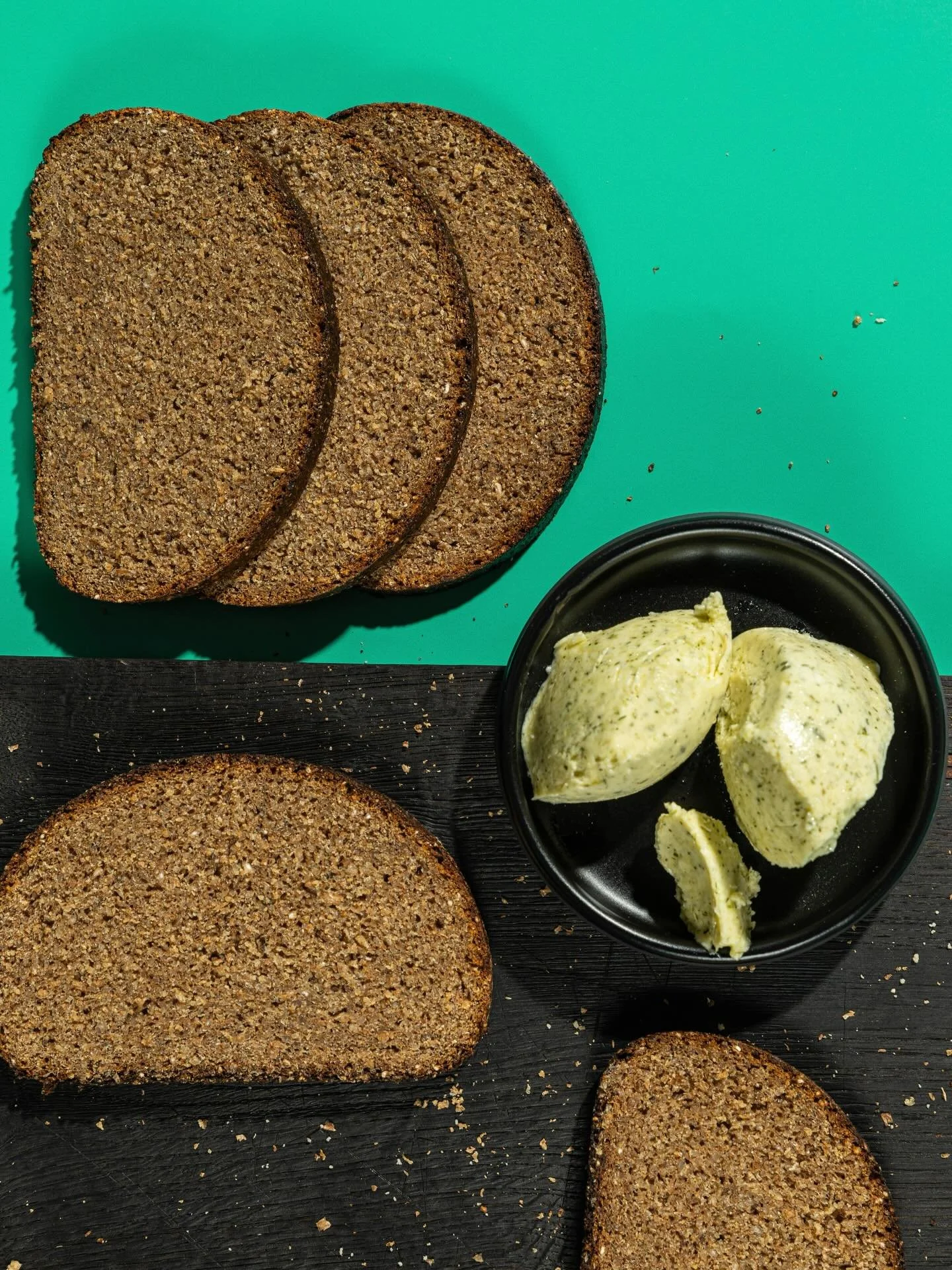 Rudzu rupjā maize, īpa&scaron;i pilngraudu, kas gatavota no miltiem, kur samalts viss grauds, ir enerģijas avots.
Ogļhidrāti un &scaron;ķiedrvielas nodro&scaron;ina sātu, pamatīgumu un mieru pēc ē&scaron;anas.
Un tā ir ļoti gar&scaron;īga.