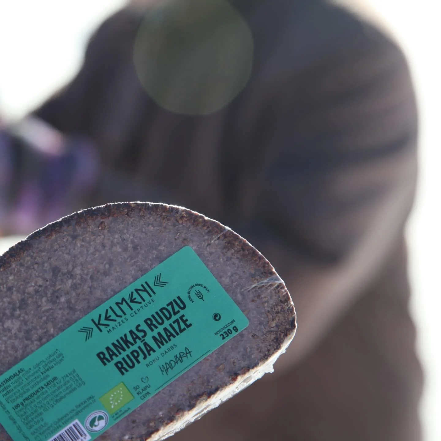 Lauku mājas. Kuras krāsniņa. Slēpes slīd. Cimdos sniega bumbuļi. Dienas noslēgumā īsta rupjmaize. Un mūrītis.

Pazīstama sajūta? Dalies ar savu bērnības atmiņu - kā baudījāt ziemu, ar ko mielojāties pēc ziemas priekiem?

#ķelmēni #rupjmaize #rokudarb