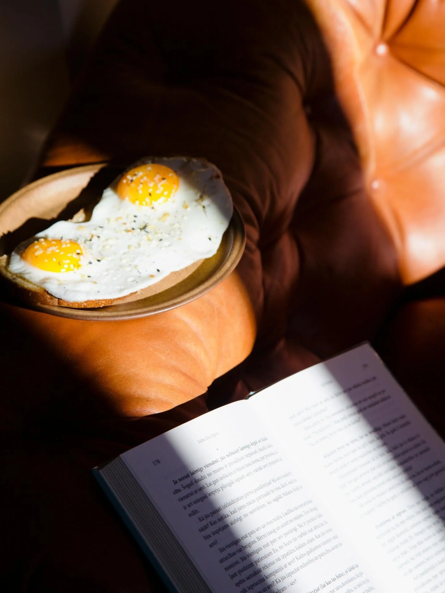 Pēcpusdienas mirklis sev. Viena saule logā, divas uz lielās saldskābās maizes &scaron;ķēles. D vitamīna deva enerģiskam dienas noslēgumam.

#ķelmēni #saldskābmaize #rokudarbs