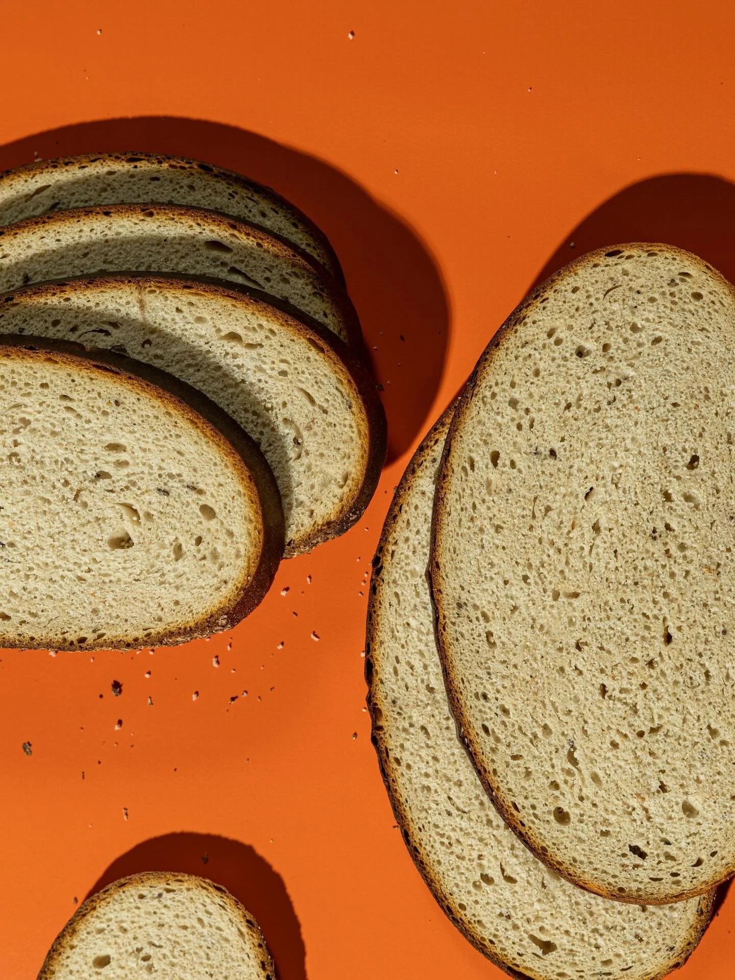 Kvie&scaron;u saldskābā maize, bio.

Lielas &scaron;ķēles vai mazas &ndash; visas gar&scaron;o labi.

Tās maigi saldskābo gar&scaron;u mēs iegūstam, izmantojot raudzētu rudzu miltu plaucējumu. Tas ir gar&scaron;īgs jau pats par sevi, bet, pievienots 