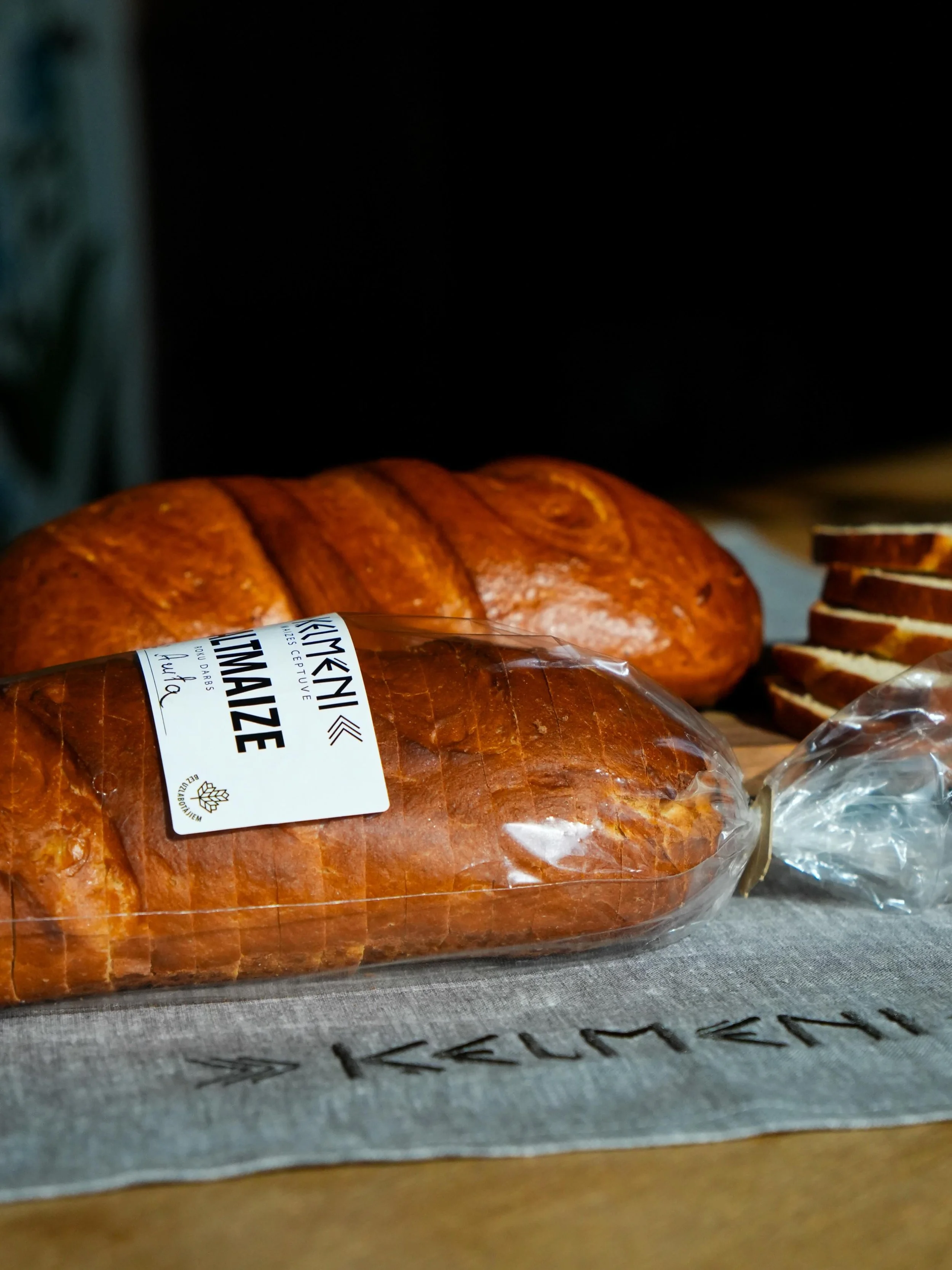 Baltmaize un bērnība.

Silta &scaron;ķēle ar sviestu.
Ar desu vai biezu ievārījuma kārtu.
Nekā sarežģīta.

Jo visvienkār&scaron;ākās lietas kļūst īpa&scaron;as tad, ja pamatā ir kas ļoti, ļoti gar&scaron;īgs. 🍞
Sajūti?