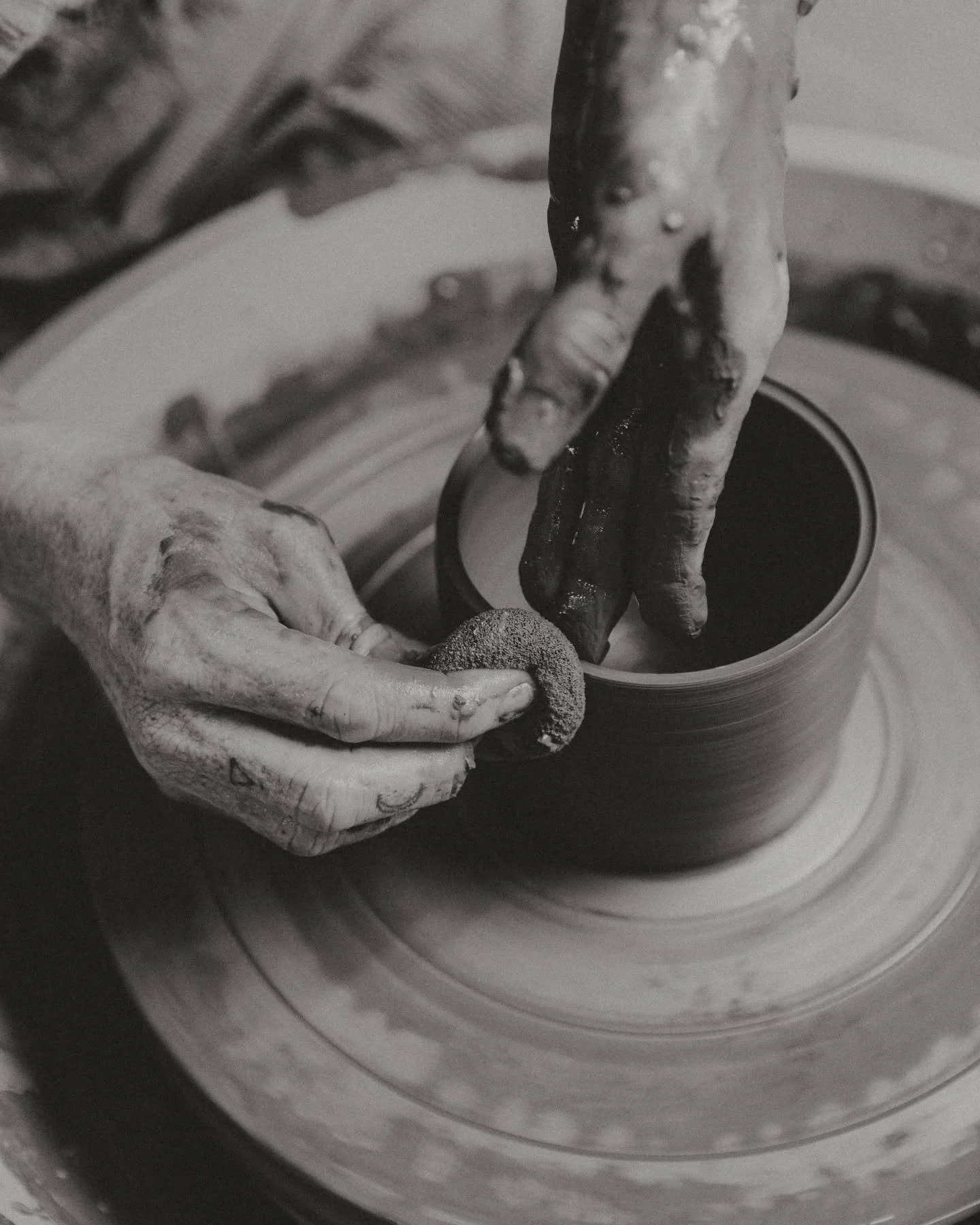 .
Grandmother clay thankyou for .....
Teaching me patience
Teaching me present moment awareness
Teaching me to breathe 

#arttherapy #clayplay #psychotherapy #mindfulness #create #art #slingingmud #patience #hereandnow #presentmoment #breathe #pranya
