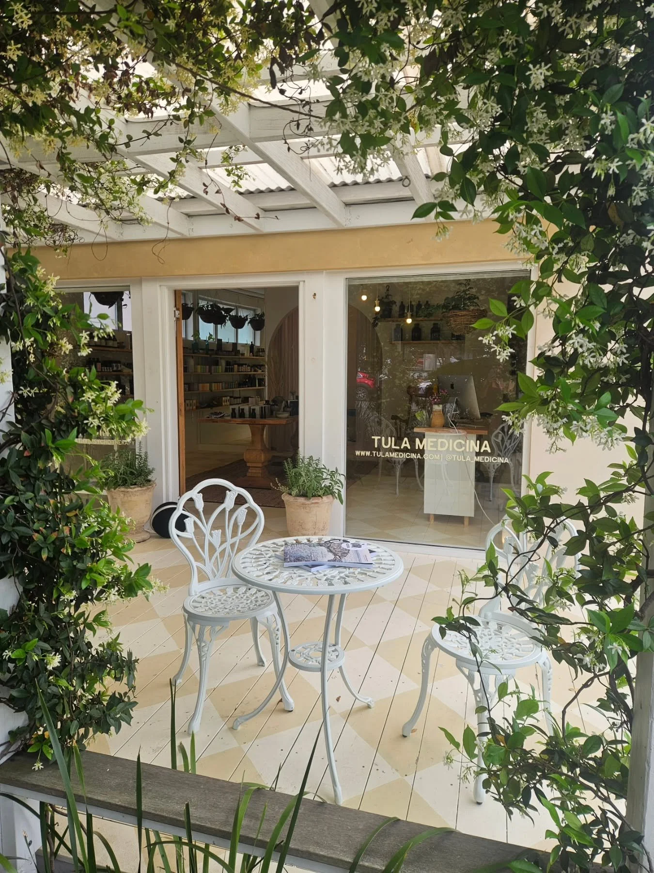 Melly magpie studio has moved!! 

Now slinging mud from @tula_medicina 

Come say hi! 👋🏼

#noosapottery #noosapotterystudio #clay #arttherapy