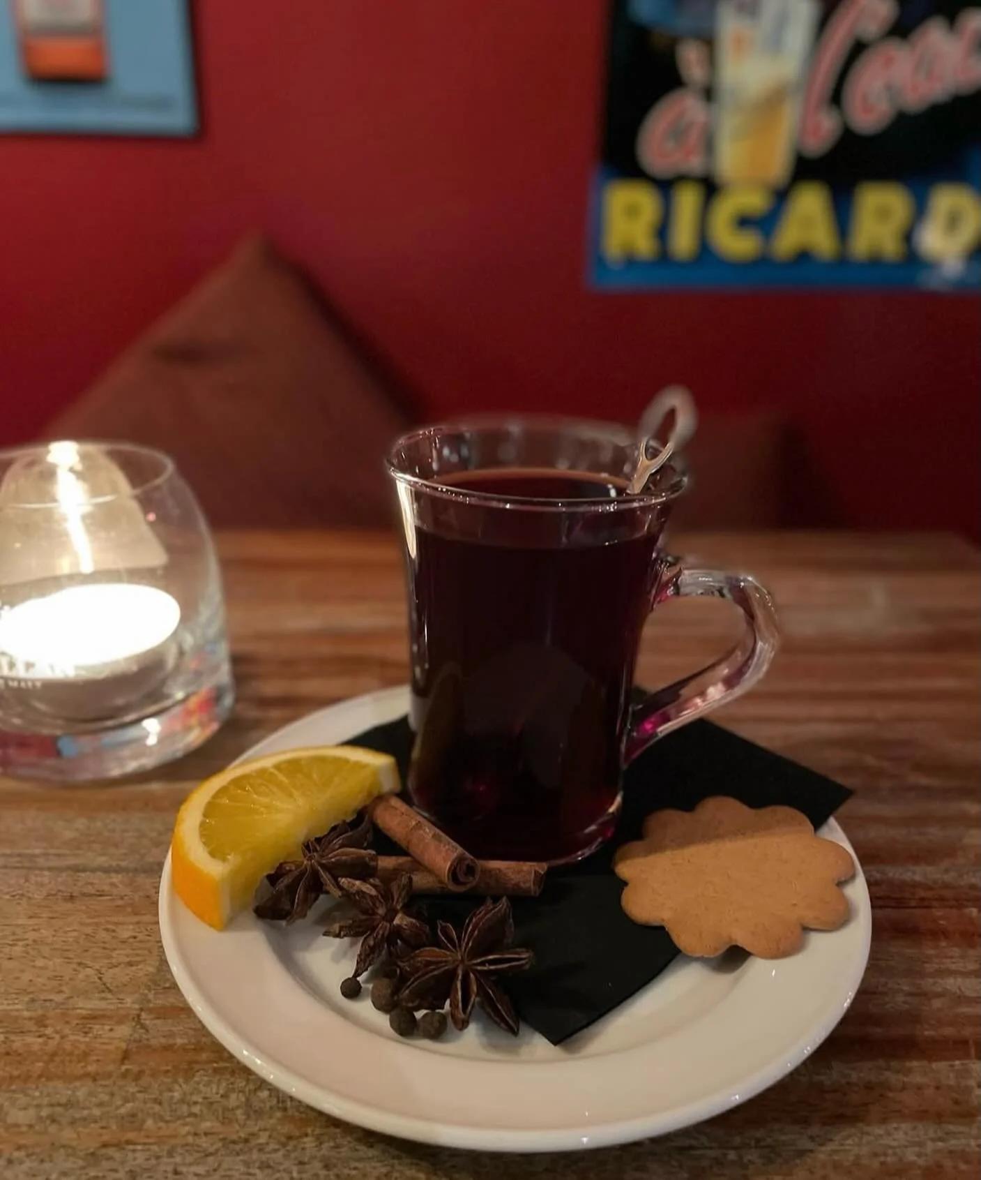 🍷 Ap&eacute;ro&rsquo;sta l&auml;mmikett&auml; LUX-vieraille 💡💥

Ranska LUX-festivaalilla
6.1 - 24.2.2026
Tutustu LUXin vuoden 2026 ranskalaisteoksiin niin sis&auml;ll&auml; kuin ulkoilmassakin!

Helsinki
(C) : LUX / Sebastien Lefevre
Suomen syd&au