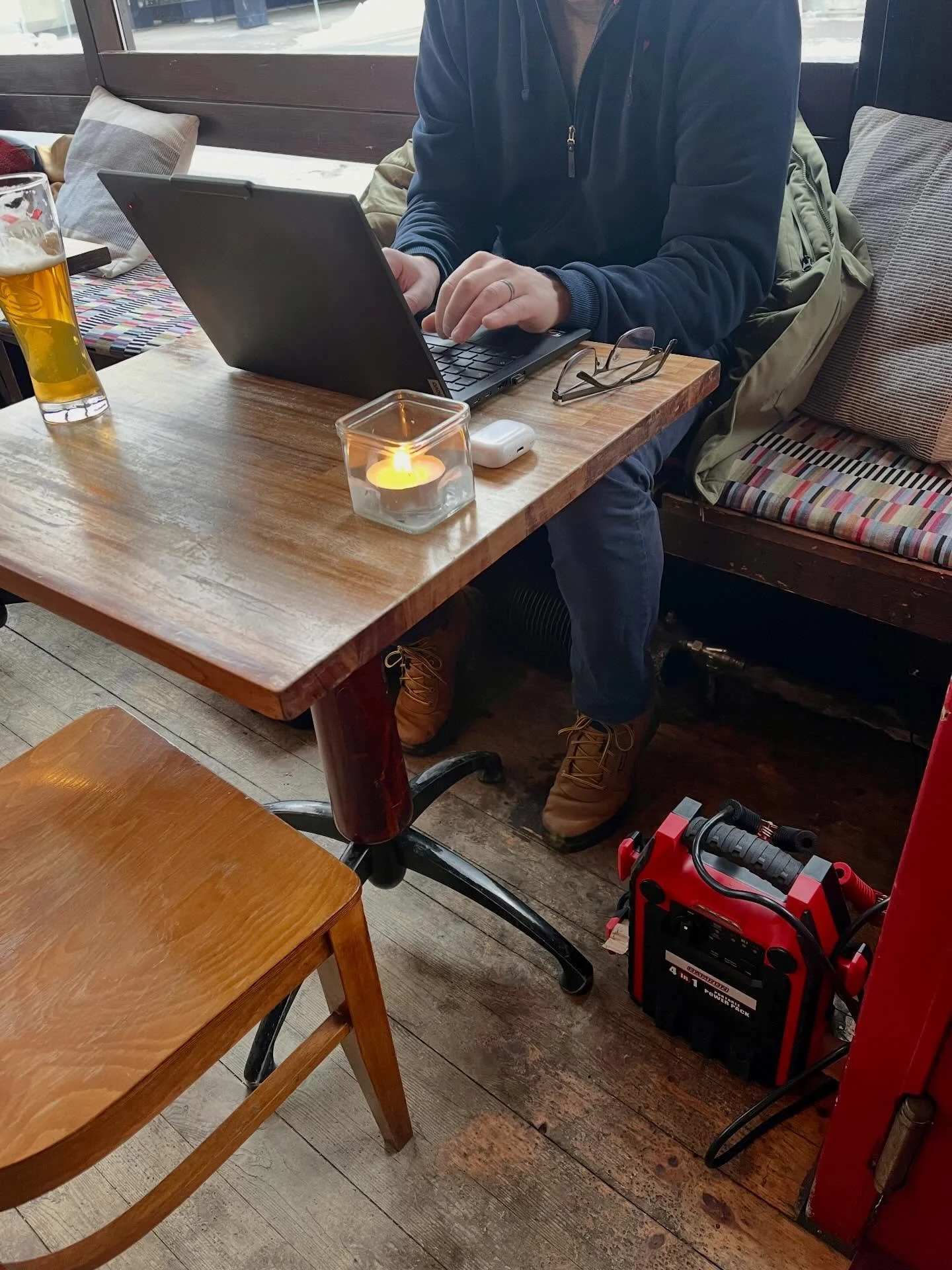 🔌 Tervetuloa Ap&eacute;roon lataamaan akkuja 😉

Sunnuntain 8.3 kotiruokina:

🥗 Mureaksi haudutettu OSSO BUCO

🥗 Vuoden ensimm&auml;inen PARSARISOTTO

 Kotiruoka tarjolla klo 14-, tervetuloa ❣️

#sunnuntailounas #heleats #helsinkiwinebar #koirayst