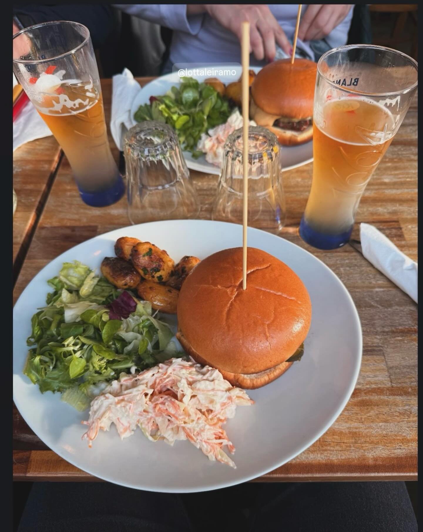 BURGER-SUNNUNTAI 5.4

🍔🍔🍔🍔🍔🍔🍔🍔🍔🍔🍔🍔🍔

ENSI SUNNUNTAINA 🔥🔥🔥🔥🔥

Masi grillaa Ap&eacute;ron terdell&auml; BURGEREITA❗️

🍔 ROYAL WITH CHEESE

ja

🍔 HALLOUMI-BURGER

🥗 Annoksessa lis&auml;ksi valkosipuliperunaa, puutarhurin salaattia s