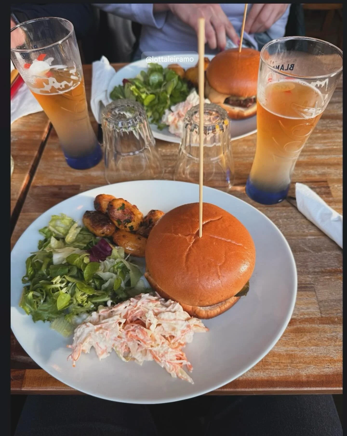 BURGER-SUNNUNTAI 5.4

🍔🍔🍔🍔🍔🍔🍔🍔🍔🍔🍔🍔🍔

ENSI SUNNUNTAINA 🔥🔥🔥🔥🔥

Masi grillaa Ap&eacute;ron terdell&auml; BURGEREITA❗️

🍔 ROYAL WITH CHEESE

ja

🍔 HALLOUMI-BURGER

🥗 Annoksessa lis&auml;ksi valkosipuliperunaa, puutarhurin salaattia s