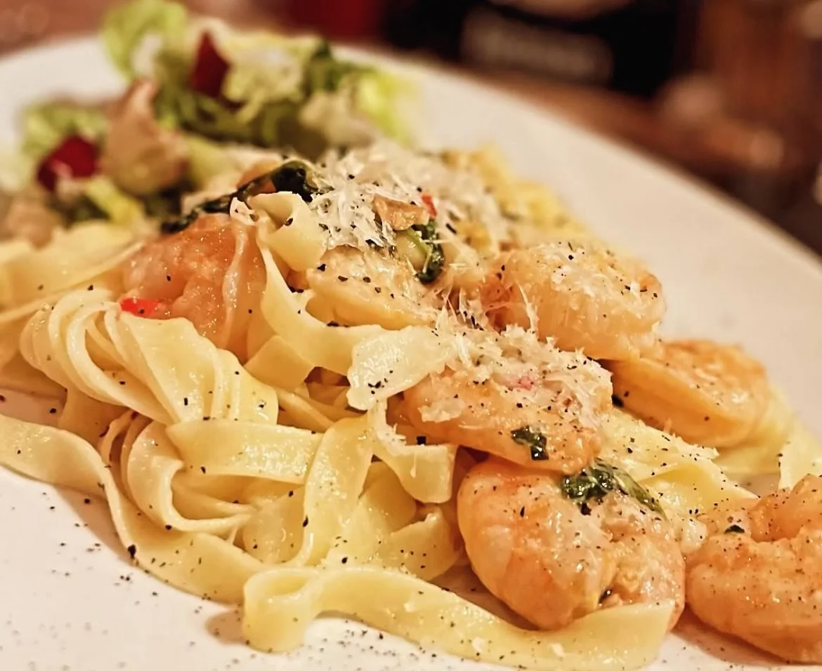Ensi sunnuntaina  17.5 kotiruokina:

🍋 SITRUUNAINEN SCAMPIPASTA

🥗 LIHAPULLAT 
&amp; KERMAINEN SIPULIKASTIKE

⚡️ KOTIRUOKA TARJOLLA SUNNUNTAINA KLO 14- , TERVETULOA 😍

❗️ Helatorstain aattona 13.5
 Apero avoinna klo 02 asti 🥳

#sunnuntailounas #e