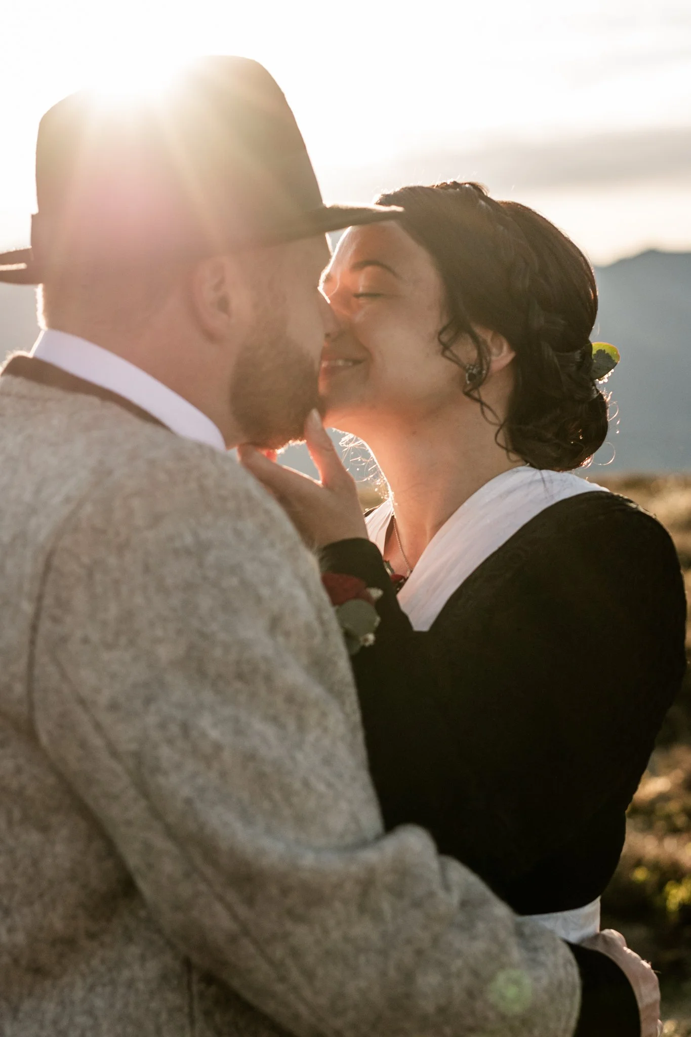Frau küsst ihren Mann voller Liebe bei einer Hochzeit im Zillertal