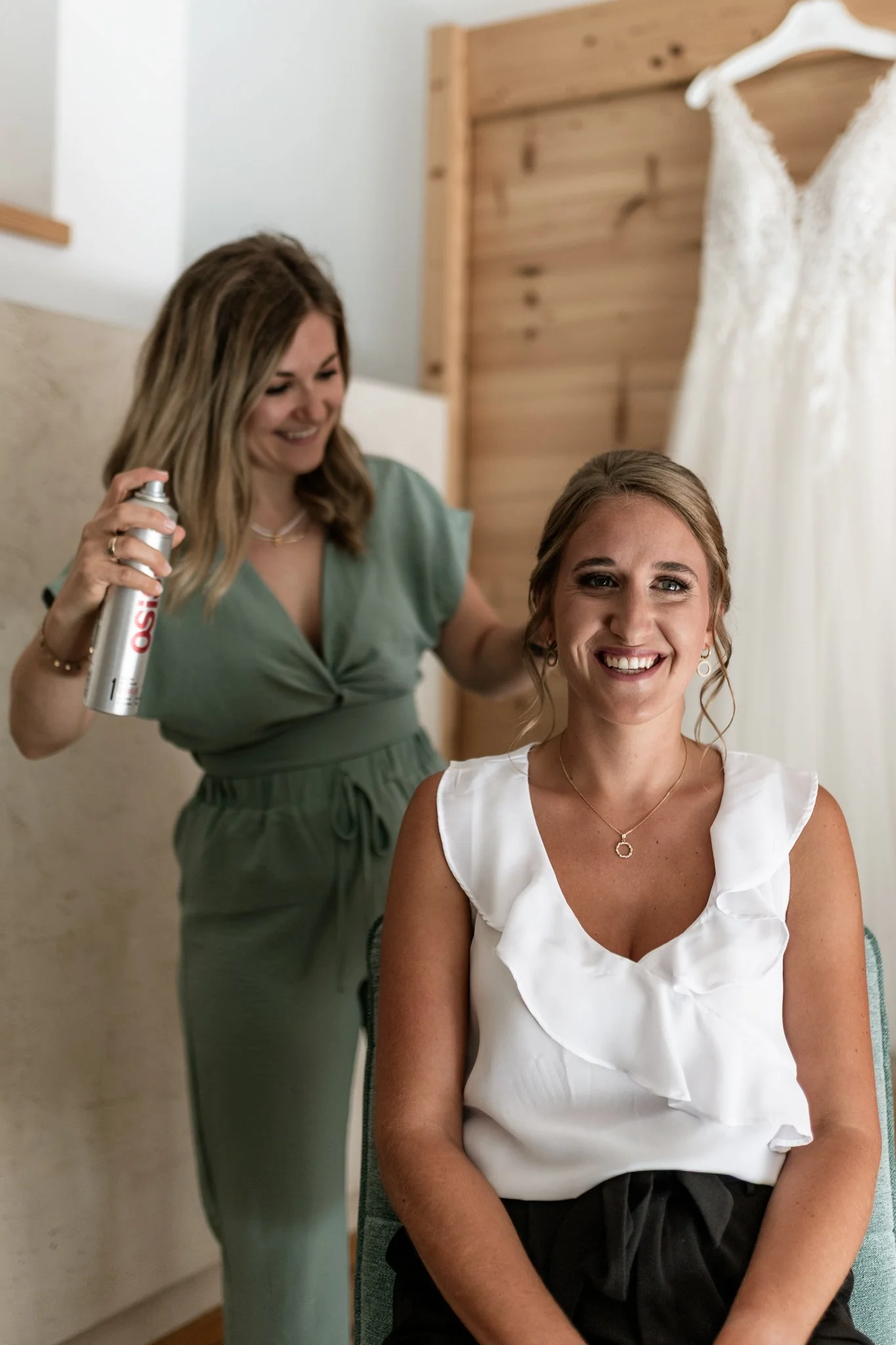 Frisörin beim Getting Ready