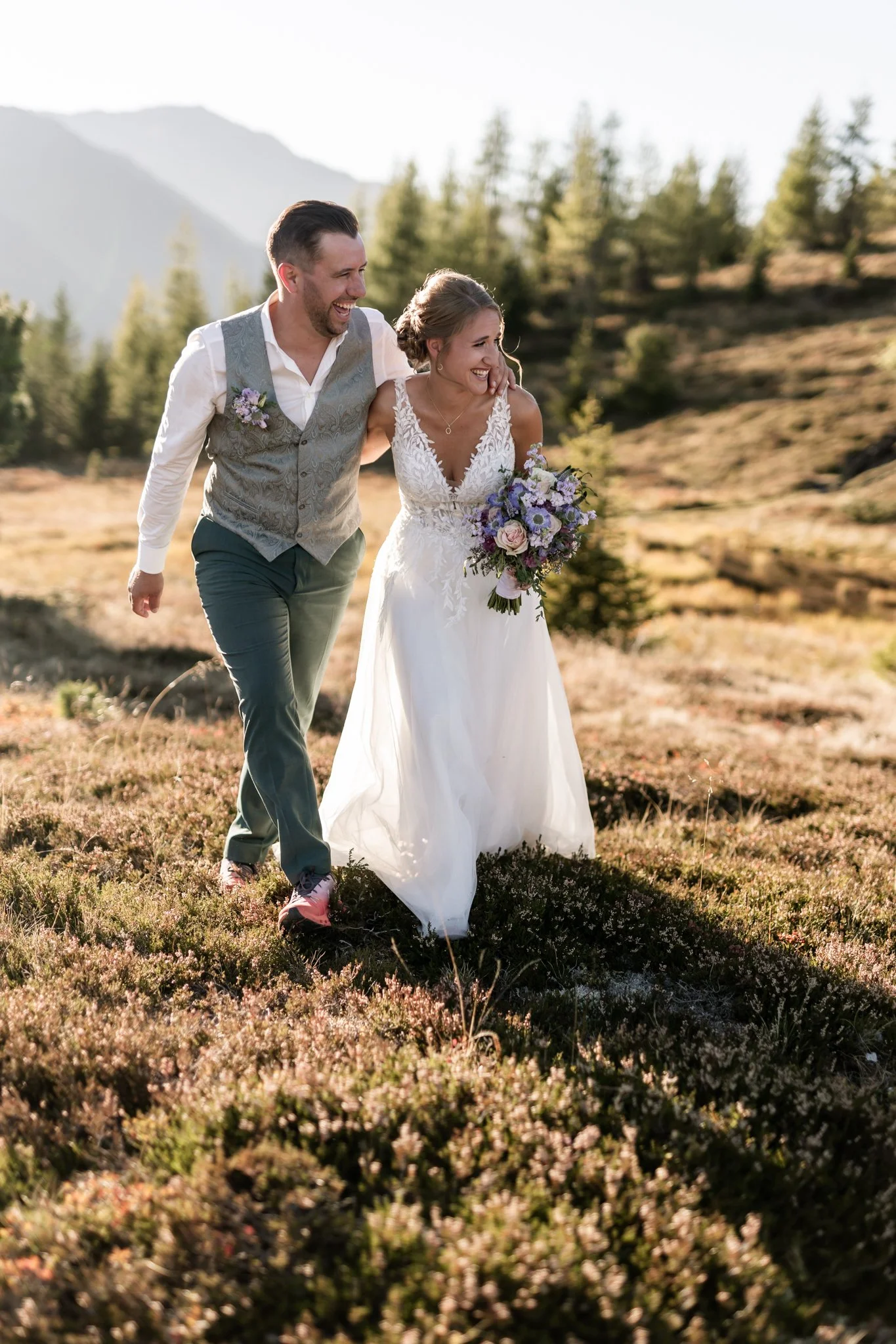 Viel Freude und Lachen, echte Emotionen beim Fotoshooting Berghochzeit