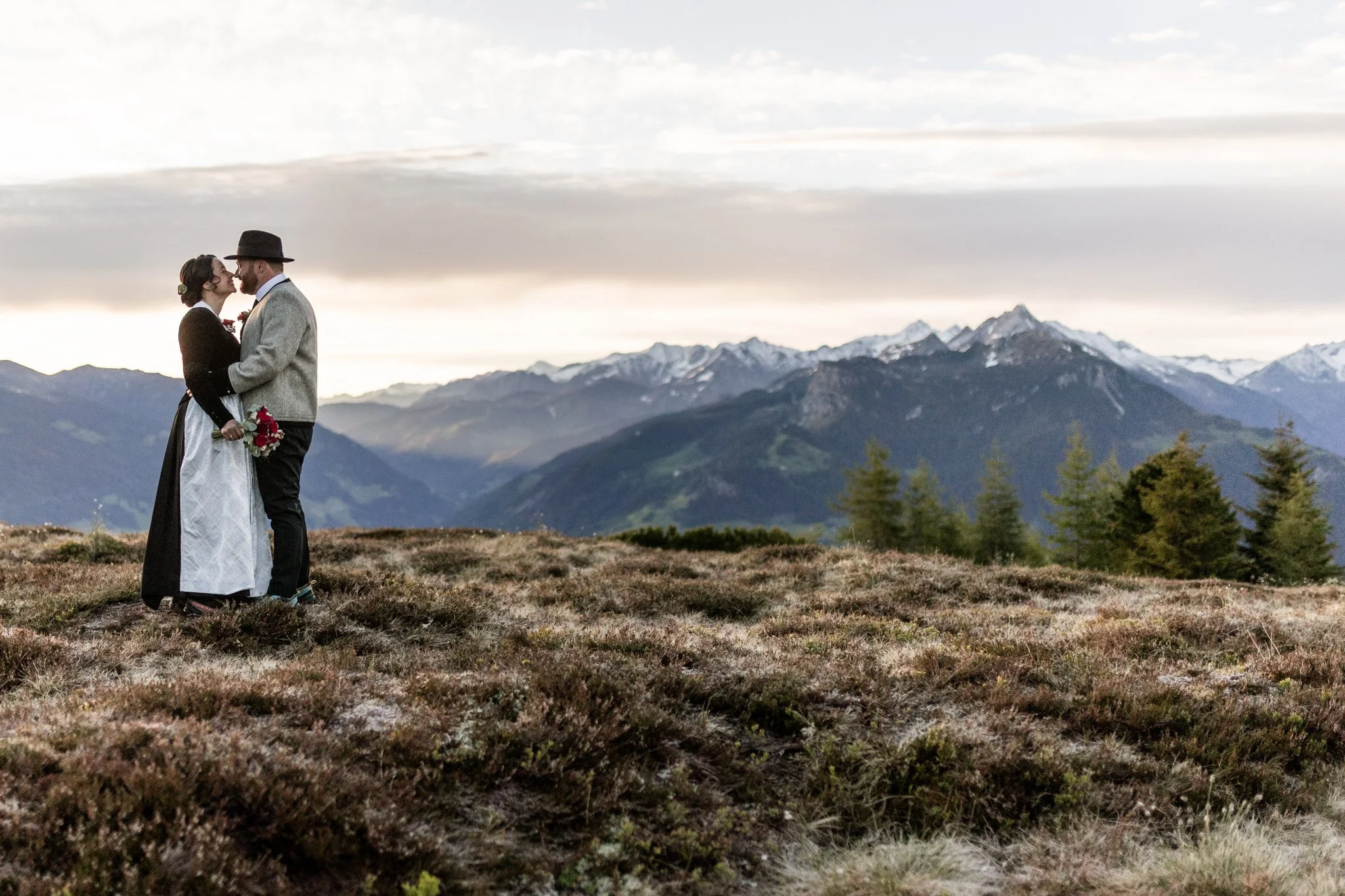 Hochzeitsfoto am Berg, Hochzeit am Berg mit Blick auf die Gerlossteinwand und Gerlos. 