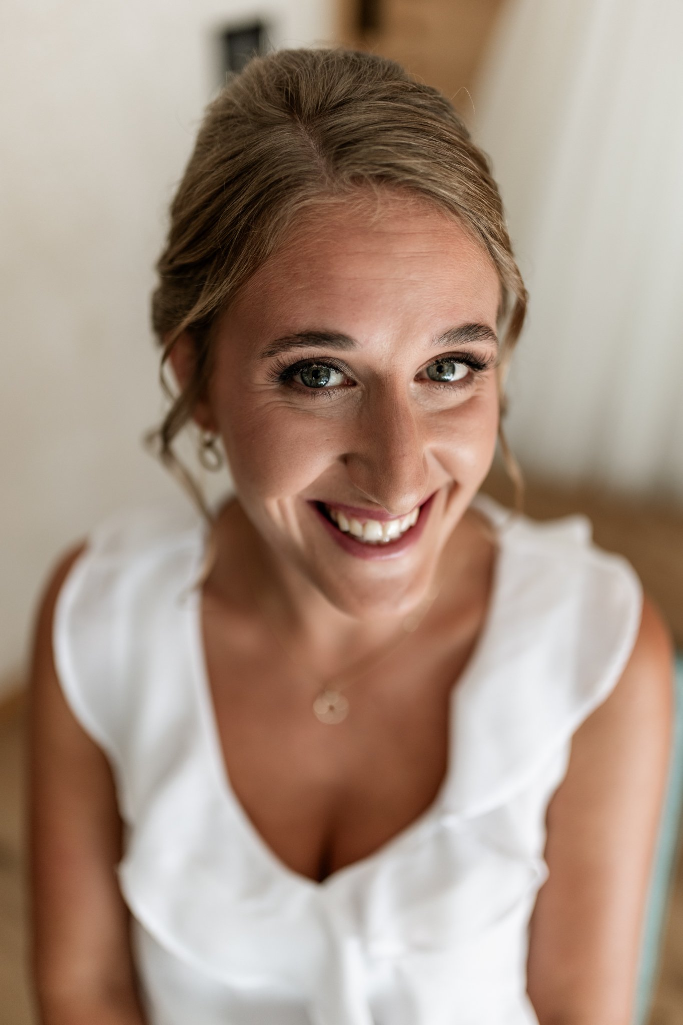 Braut voller Vorfreude auf die Hochzeit 