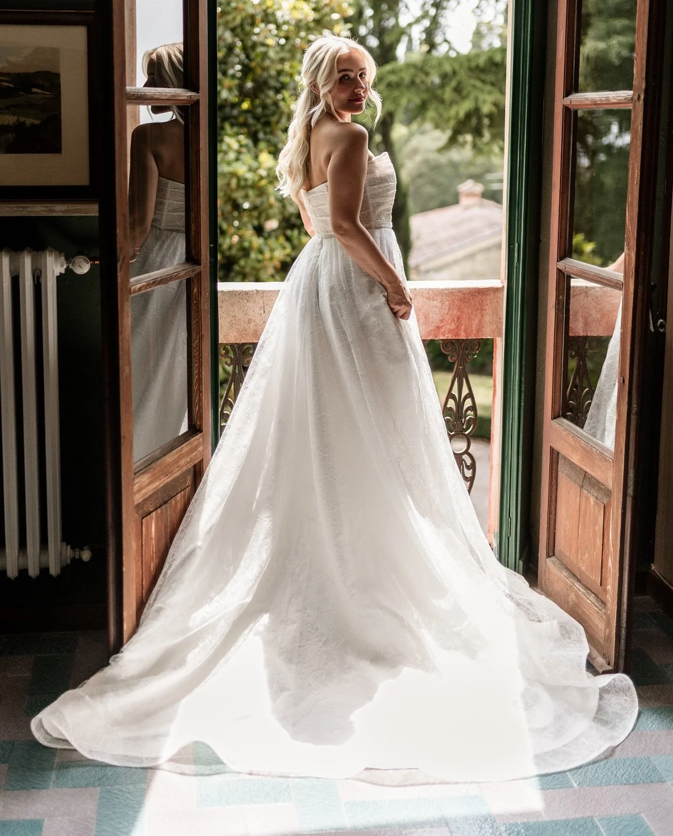 Ready for Wedding ❤️&zwj;🔥
Der Moment, in dem aus Vorfreude echte Emotional wird. 
Zart, elegant, voller Pers&ouml;nlichkeit - ihr Brautkleid erz&auml;hlt genau so wie ihr L&auml;cheln.
Zwischen floralen Details, einem Hauch Vintage-Charme und moder