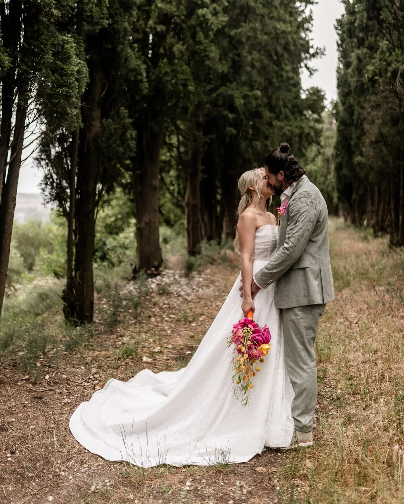 Manchmal sind es die unerwarteten Momente, die die sch&ouml;nsten Bilder schaffen 🌧️ 
Liebe kennt kein schlechtes Wetter! ❤️
#purelove #hochzeitsfotograf #wedding 

📋 Konzept: @magdalena.schwabe_weddings
💄Styling &amp; Make-up: @innen.und.aussen.s
