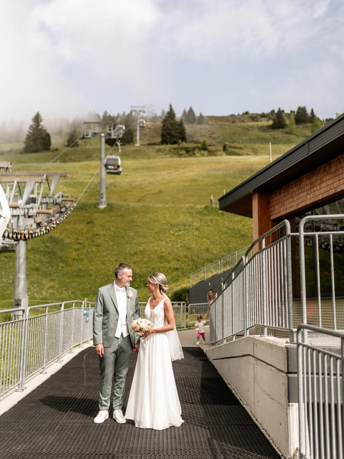 Alpen-Tr&auml;ume 🏔️💍

Franzi und Chris haben auf der wundersch&ouml;nen @granatalm im Zillertal JA gesagt - und was f&uuml;r ein Tag das war! 🥰

Hoch &uuml;ber dem Tal, umgeben von einem grandiosen Bergpanorama, habe ich die ganz pers&ouml;nliche