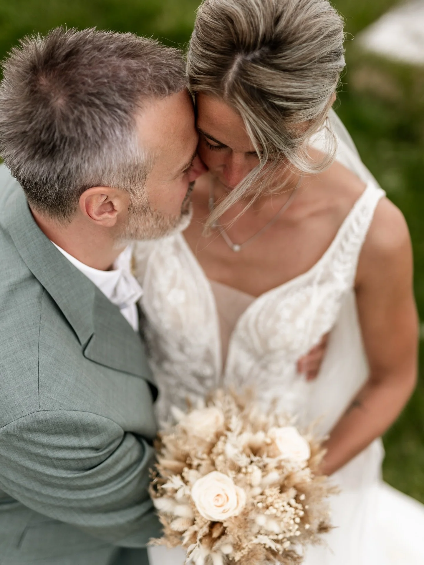 Eure Liebe hat ihre eigene Sprache 🥰
So viel Ruhe und Geborgenheit in einem einzigen Moment. Es sind diese Augenblicke, die man nie vergisst. ❤️

#purelove
#realwedding
#mountainwedding
#berghochzeit

Haare und Make-Up: @haarfein_by_bernadette 
Orga