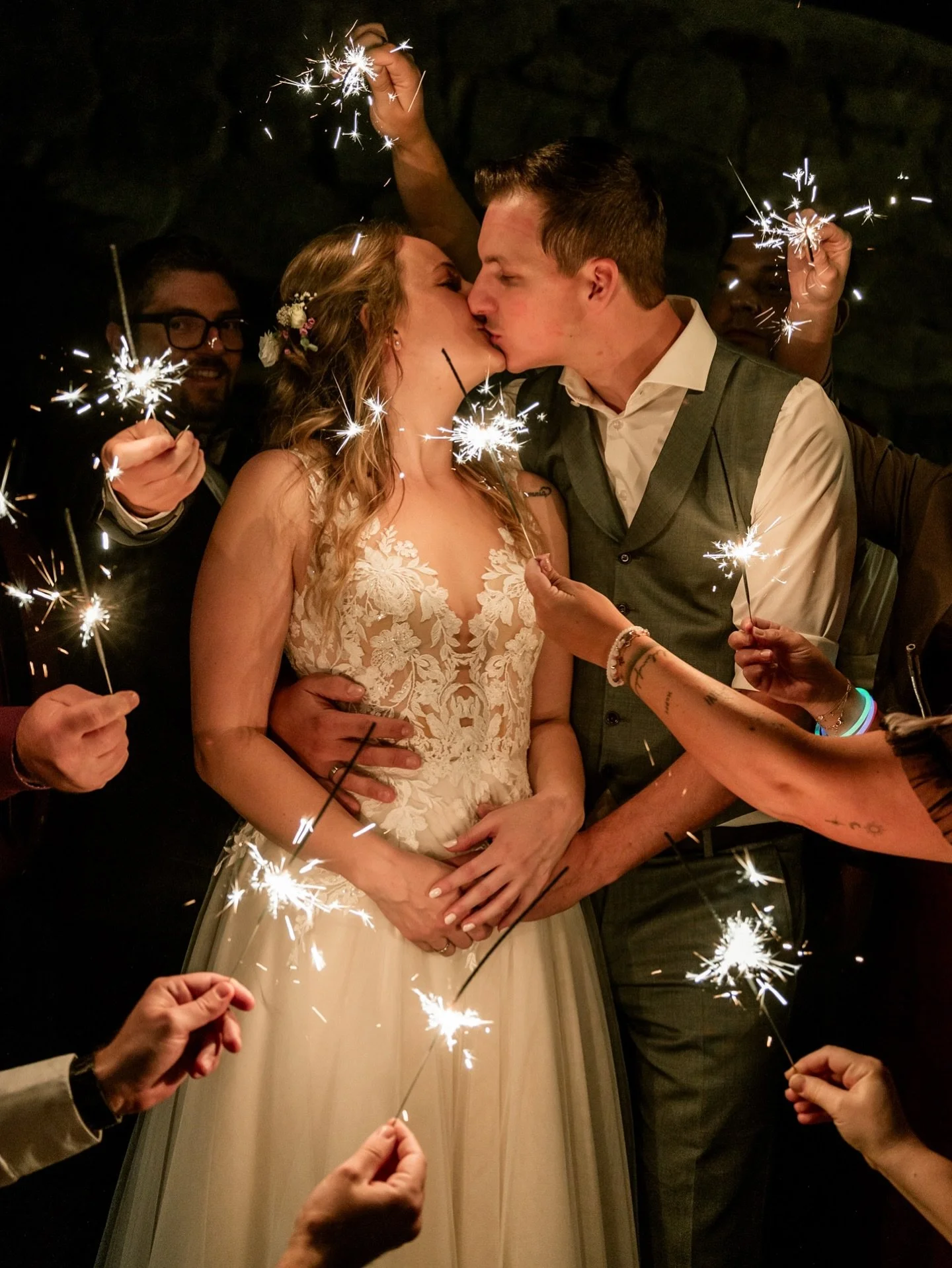 😍✨ pure love - pure magic ✨😍
Wenn der Tag sich dem Ende neigt und die Liebe im Schein der Wunderkerzen so unglaublich echt und nah ist.

Es ist mehr als nur ein Foto; es ist die geb&uuml;ndelte Energie, das Lachen und die unb&auml;ndige Freude alle