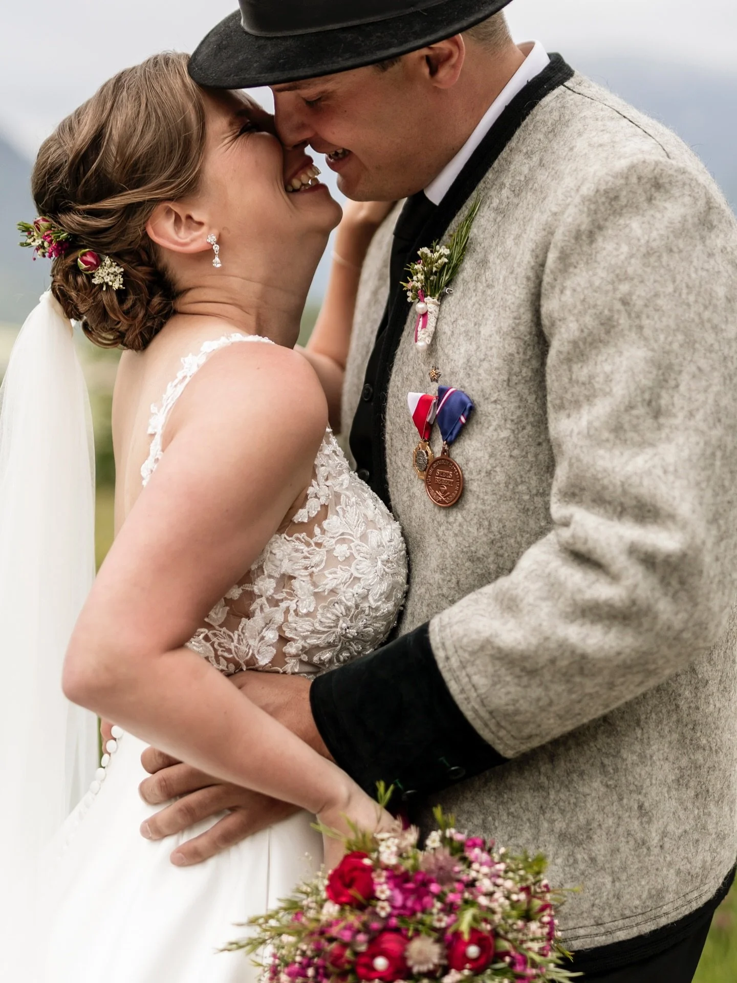 Ein Lachen, das mehr als tausend Worte sagt, und ein Blick, der die tiefe Verbundenheit sp&uuml;rbar macht. Es sind diese ungestellten, ehrlichen Momente, die eine Hochzeit so besonders machen. ❤️
Ich bin dankbar, dass ich die Freude von Doris und Ha