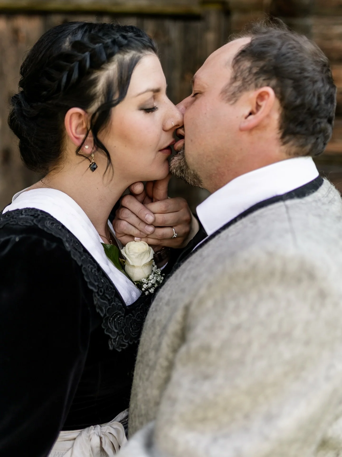 Wenn aus einer Taufe eine standesamtliche Hochzeit wird ❤️

Traditionell, mit &bdquo;Tuxa &amp; R&ouml;ckl&ldquo;, im Kreise der engsten Familie, ganz unter sich.
Reduziert auf das, worauf es ankommt:
Die Menschen um einen herum ❤️

#purelove 
#hochz