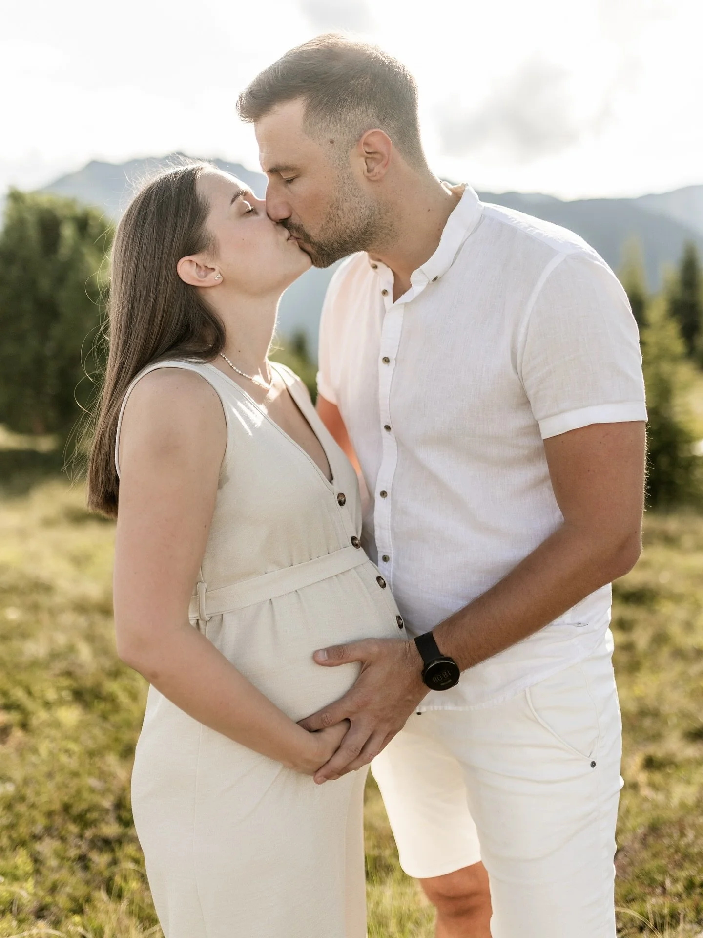 Wenn Liebe sichtbar wird 🥰❤️&zwj;🔥

#purelove
#babybauchshooting 
#fotograftirol
#liebeimbauch 

@romana.keiler