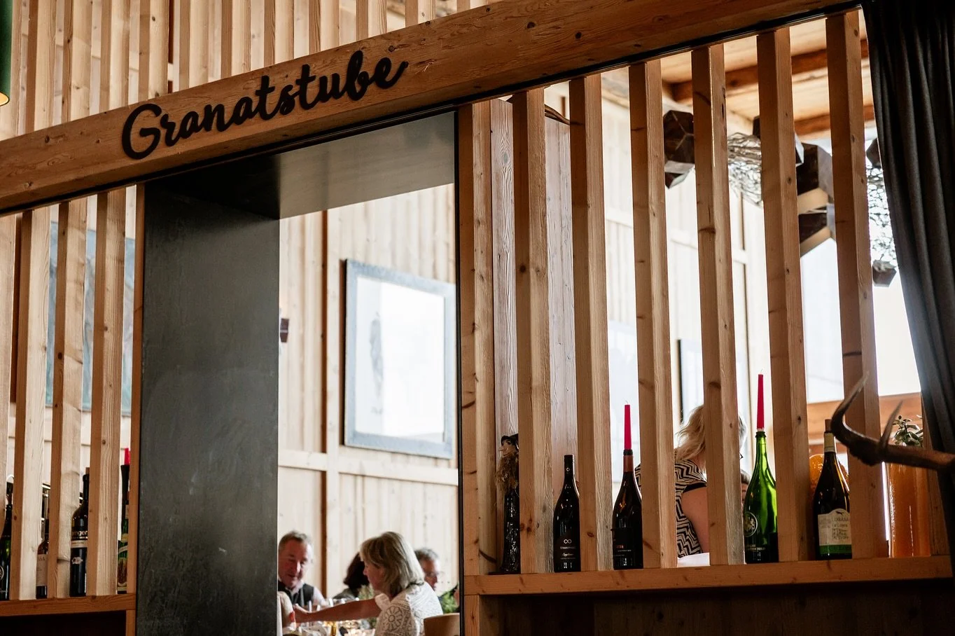 Hochzeit am Berg 🏔️ 
Diese Traumlocation mitten in den Alpen - ein gem&uuml;tliches Bergrestaurant mit viel Holz, warmen Licht und atemberaubender Aussicht - hat einfach alles, was man f&uuml;r eine unvergessliche Feier braucht.

Die Tische liebevol