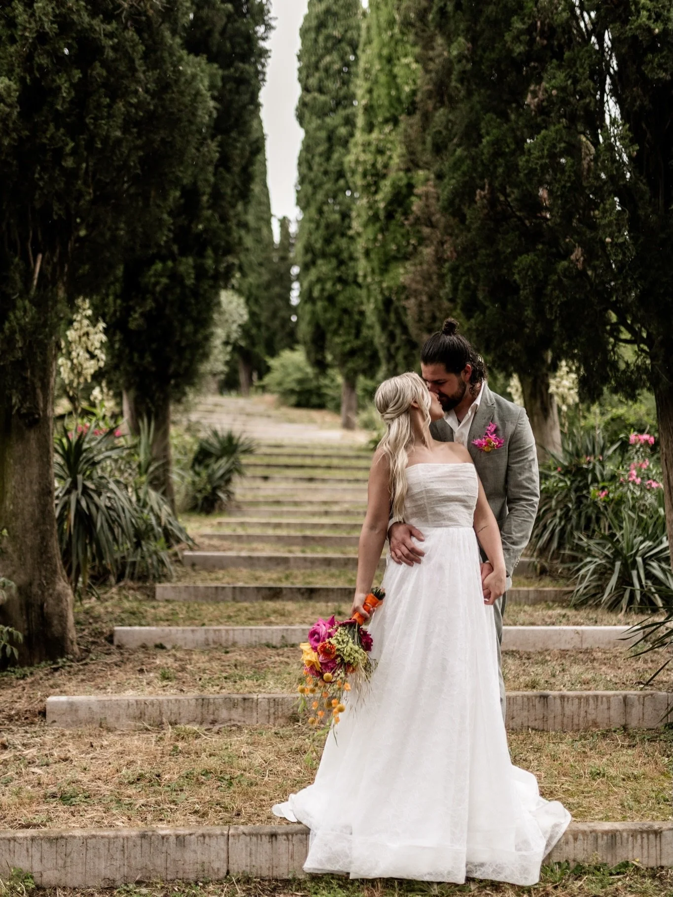 Manchmal stehe ich einfach nur da und staune 😍.
Hier in Sona, auf diesen alten
Steinstufen zwischen den riesigen Zypressen, sp&uuml;rt man den Zauber Italiens, das La Dolce Vita, mit jedem Atemzug. Das mediterrane Flair, das sanfte Licht - es war di