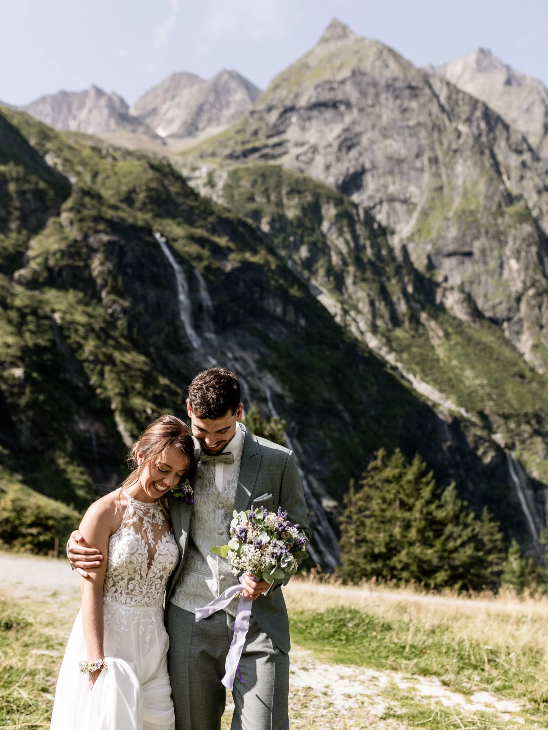 Einfach. Liebe. 🤍
Echte Emotion. Echte Gef&uuml;hle.

Love it. 🫶🏼

#purelove 
#hochzeitamberg 
#hochzeittirol
#berghochzeittirol

Braut: @koenig_alexandra 
Brautkleid und Anzug: @steinecker.wedding 
Styling: @juul.s_makeupartist 
Brautschmuck: @uh