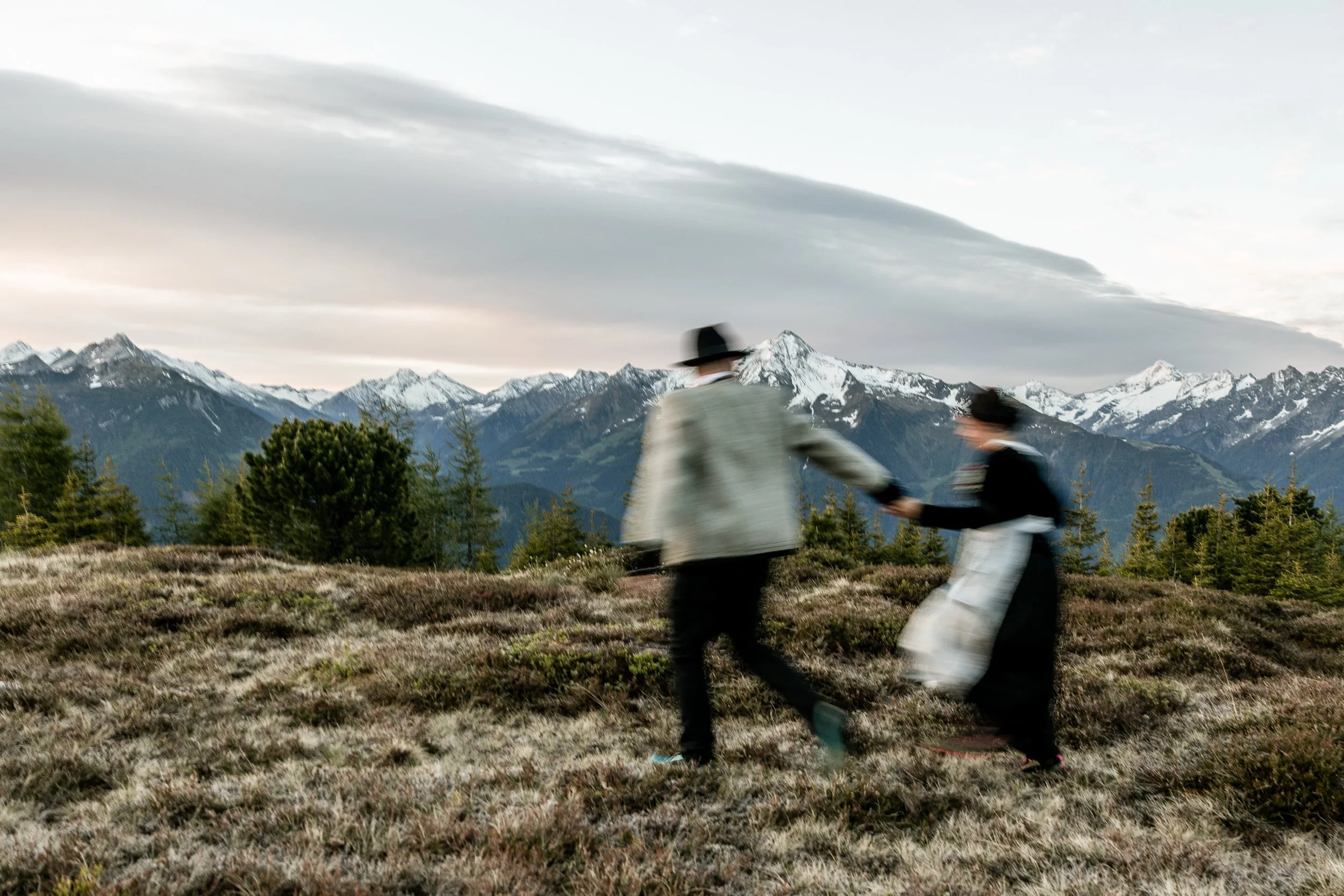 Dynamik trifft Best&auml;ndigkeit ✨

In der Liebe ist es wie in den Bergen: Es braucht die Bewegung, das gemeinsame Vorw&auml;rtsgehen, das Lachen und die lebendige Dynamik, die uns antreibt. Doch genauso braucht es das Fundament - eine Partnerschaft
