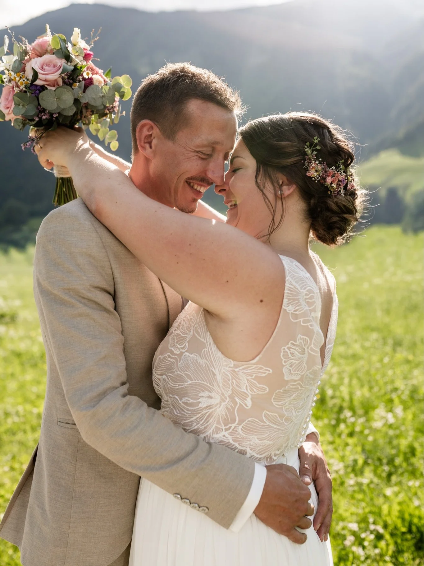 Nur 20 Minuten ⏳✨

Mehr hat es nicht gebraucht, um diese besonderen Momente einzufangen. Kurz dem Hochzeitstrubel entfliehen, tief durchatmen, das perfekte Licht am Abend nutzen und das frische Gl&uuml;ck als
Ehepaar genie&szlig;en 😌 

Genau f&uuml;