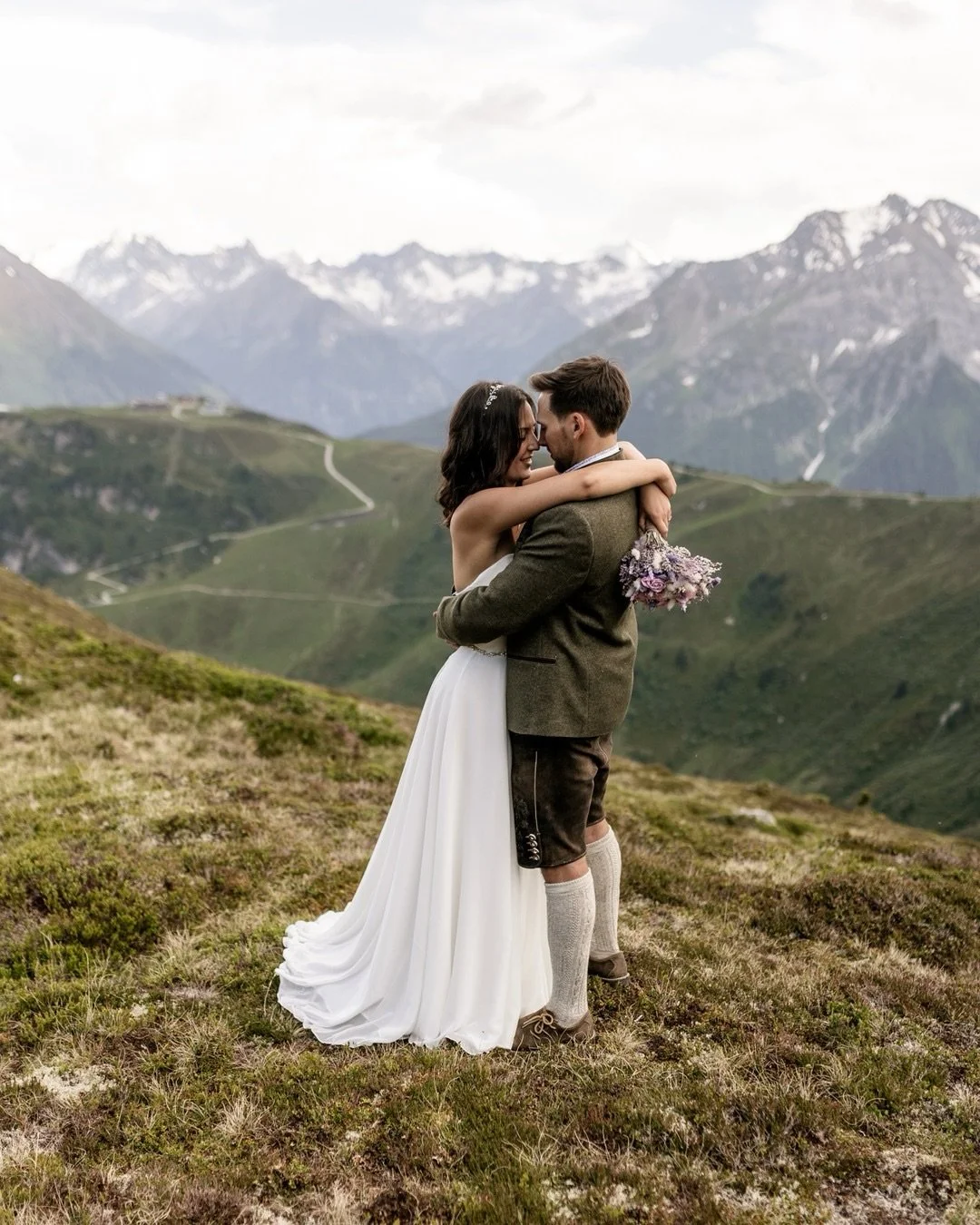 Oben auf dem Berg z&auml;hlt nur das Hier und Jetzt ✨⛰️

Keine starren Regeln, keine Erwartungen. 
Nur echte Leichtigkeit, frische Bergluft und ganz viel Gef&uuml;hl.
Vom Getting Ready -> zum First Look -> hin zur Trauungen -> weiter zum Sho