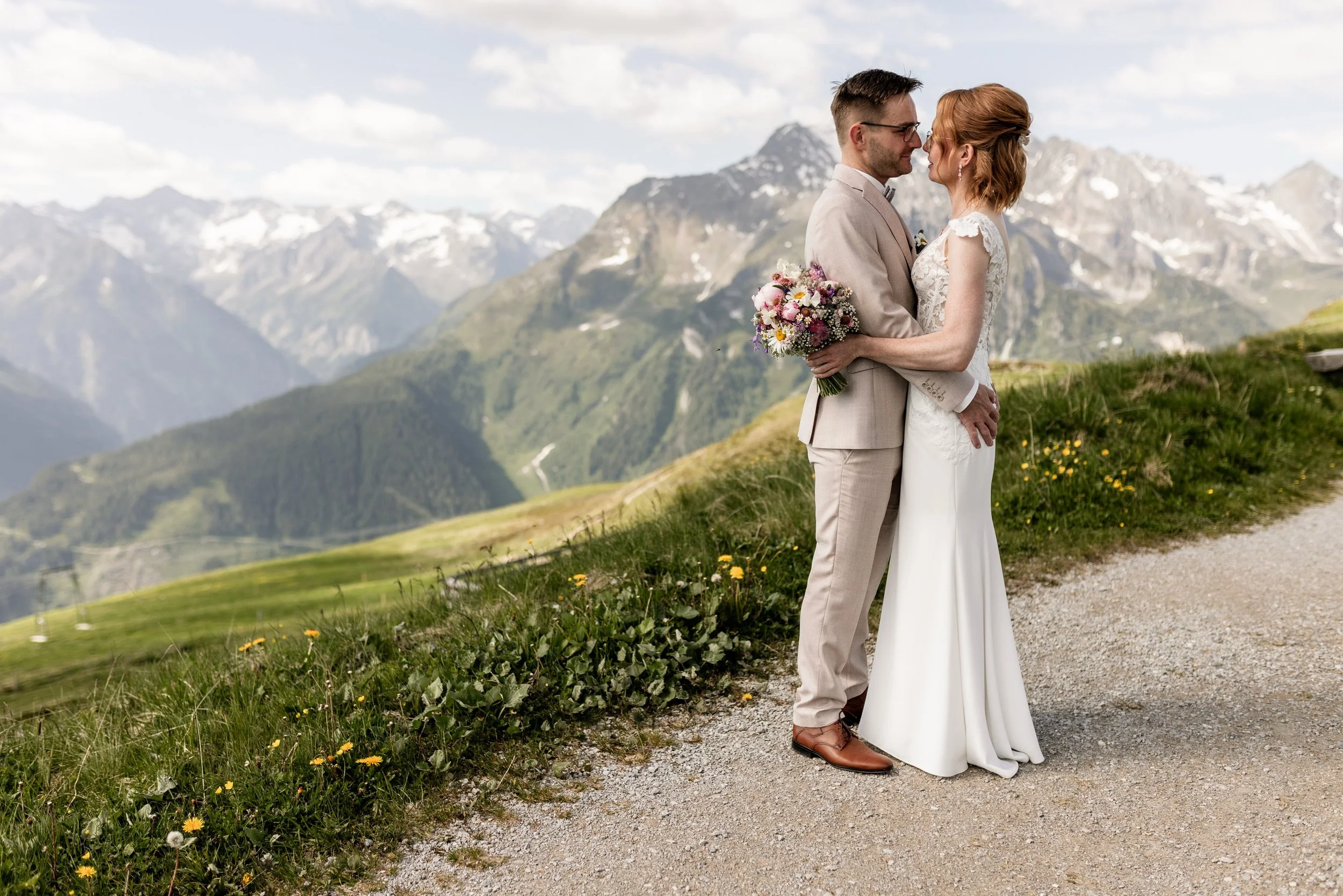 Liebe am Berg 🏔️✨🤍
Bereits im Juni durfte ich die Hochzeit von A&amp;P begleiten.
Auf 2.000m, umringt von den Bergen meiner Heimat.

Diese Liebe zu den Bergen hat auch A&amp;P dazu bewegt, ihr Hochzeit knapp 600 Kilometer von Leipzig ins Zillertal 