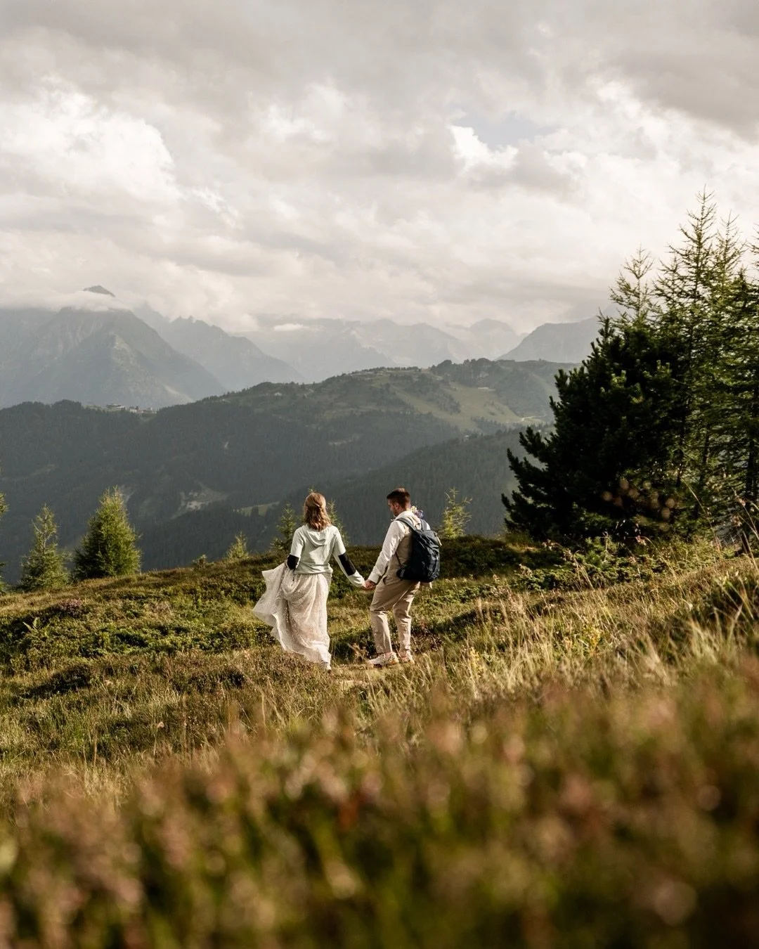 Diesen Sommer durfte ich Anna-Lena und Lukas bei einem After-Wedding-Shooting begleiten. ✨

Hier in den Bergen der Zillertaler Alpen haben wir ein entspanntes Fotoshooting abgehalten.

Einfach und leicht. So wie sich eine Hochzeit anf&uuml;hlen soll.